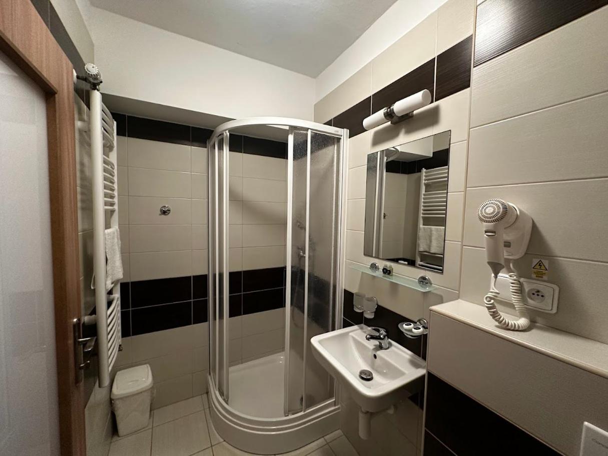 Twin Room - Photo 3