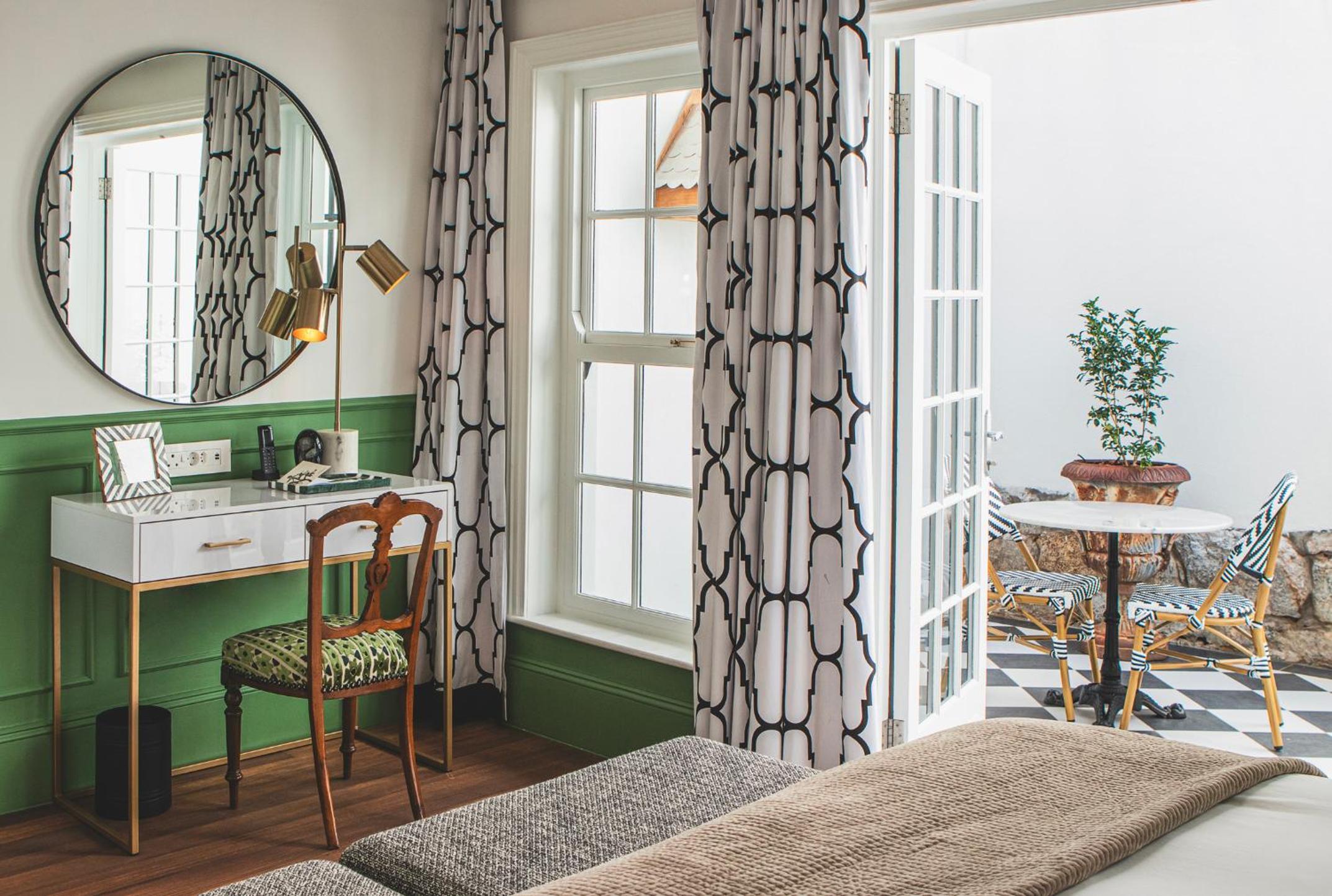 Suite - Photo 1