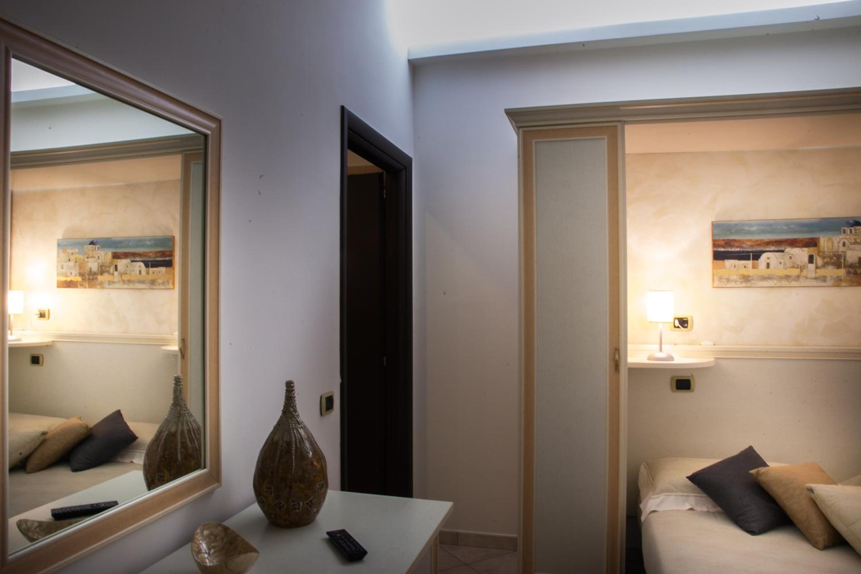 Deluxe Double Room with Balcony and Sea View - Photo 10