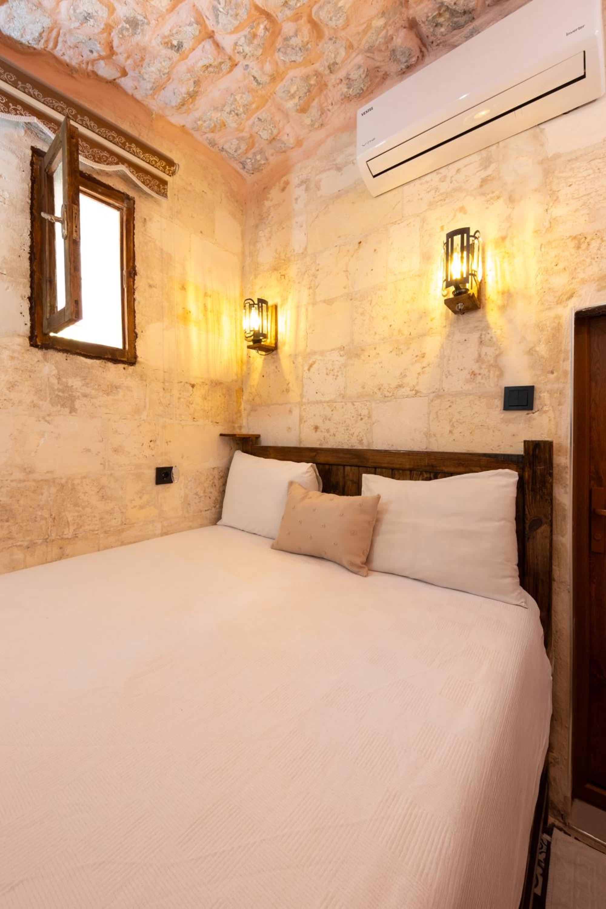 Double Room with Patio - Photo 3