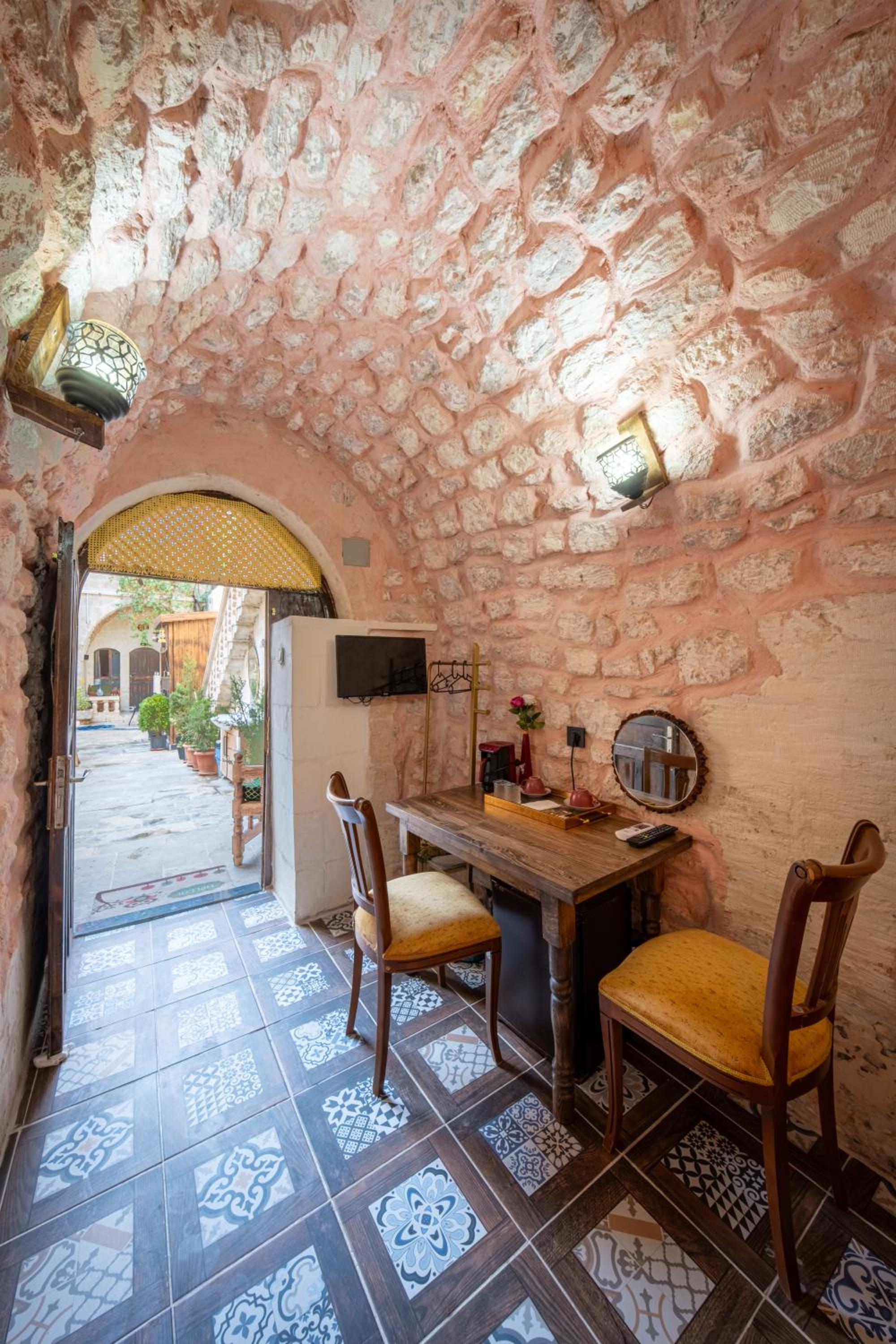 Double Room with Patio - Photo 6