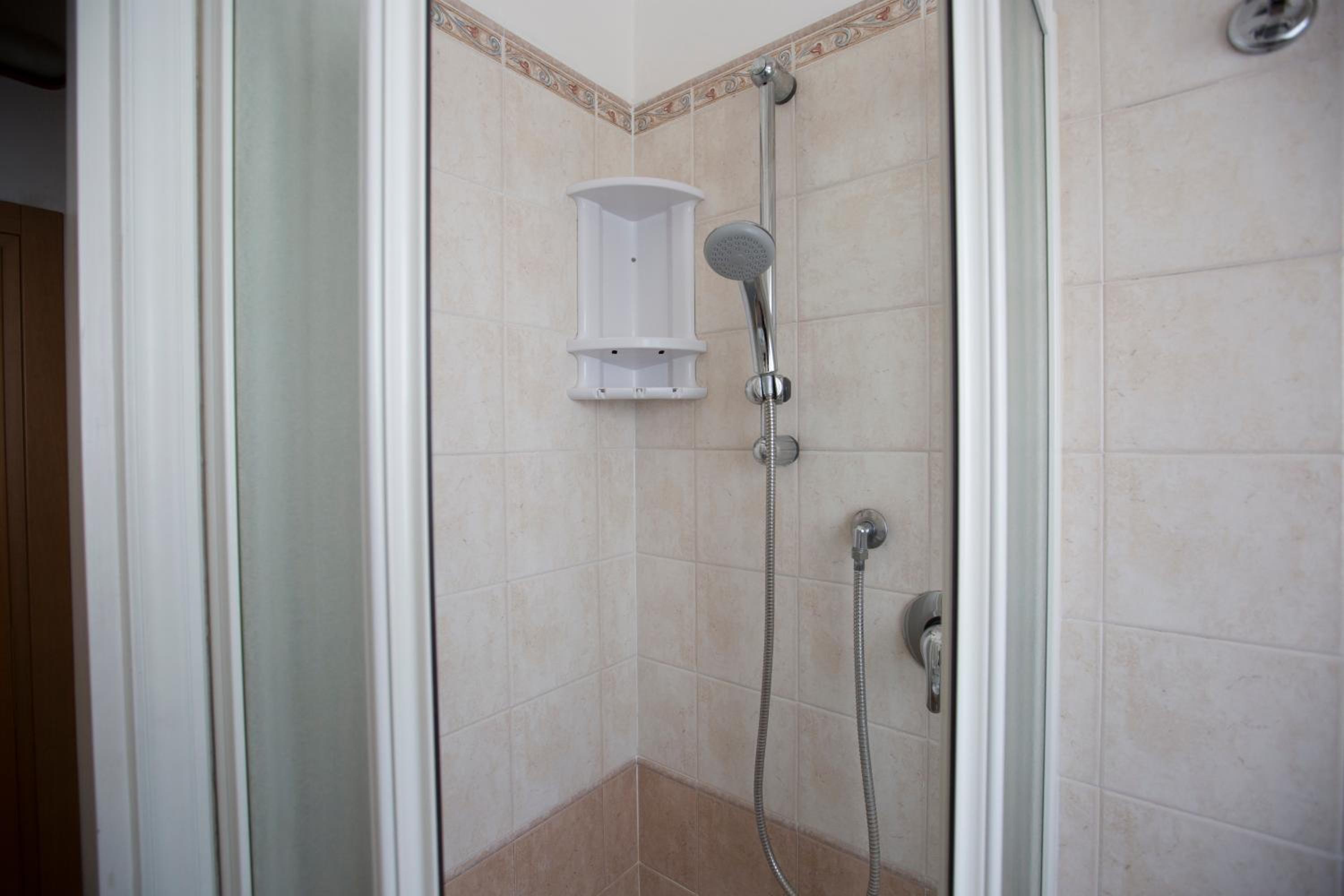 Double or Twin Room - Photo 4