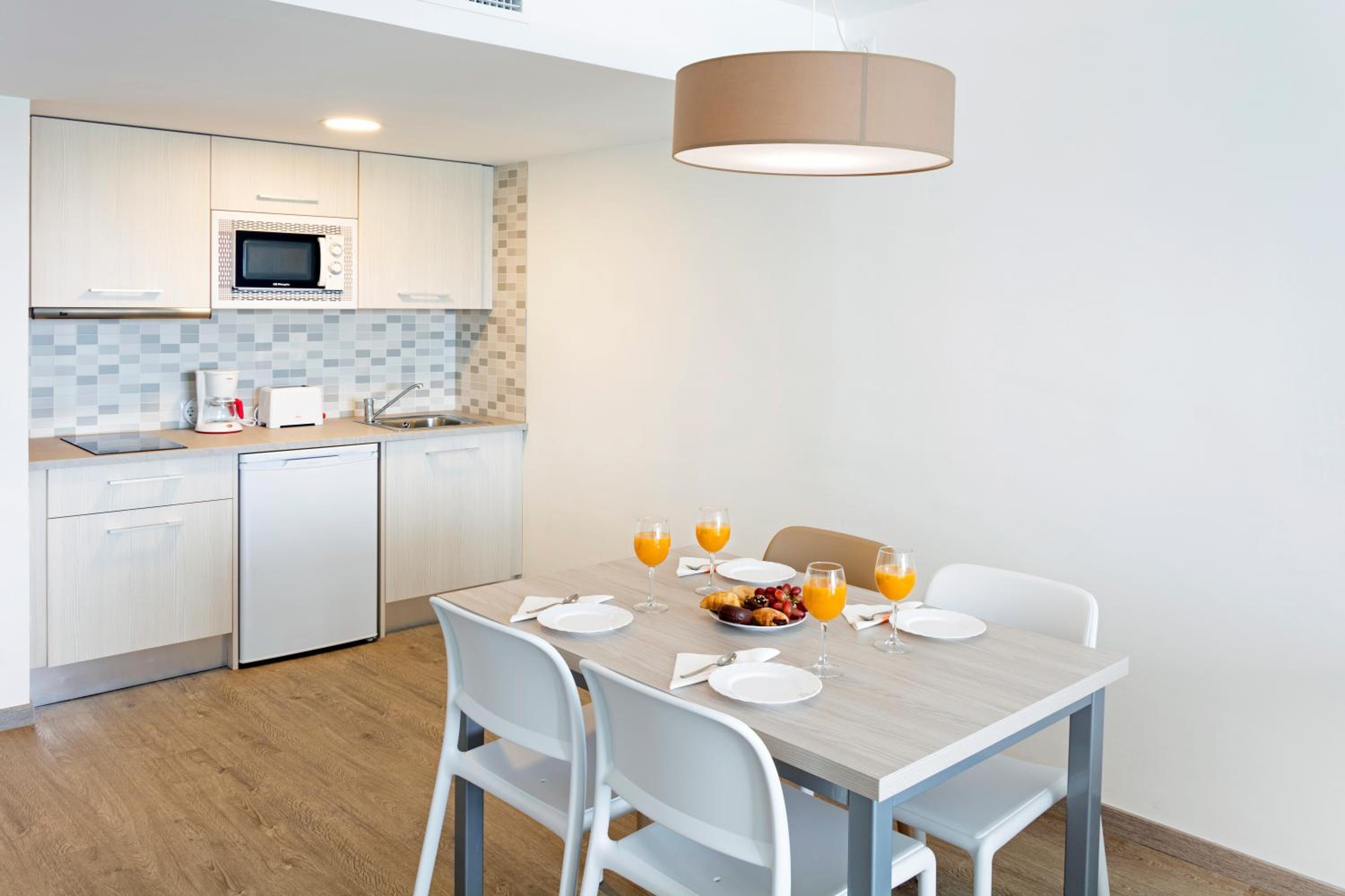 One-Bedroom Apartment with Sea View photo 3