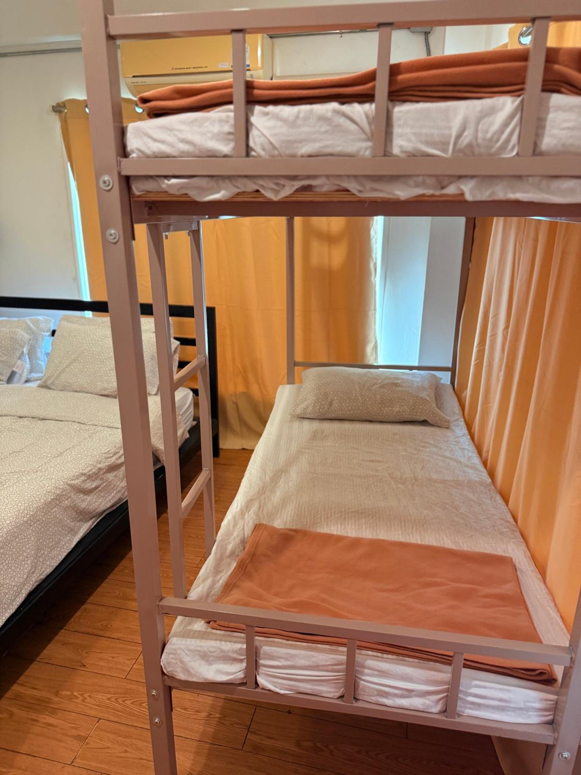 Quadruple Room with Private Bathroom photo 2