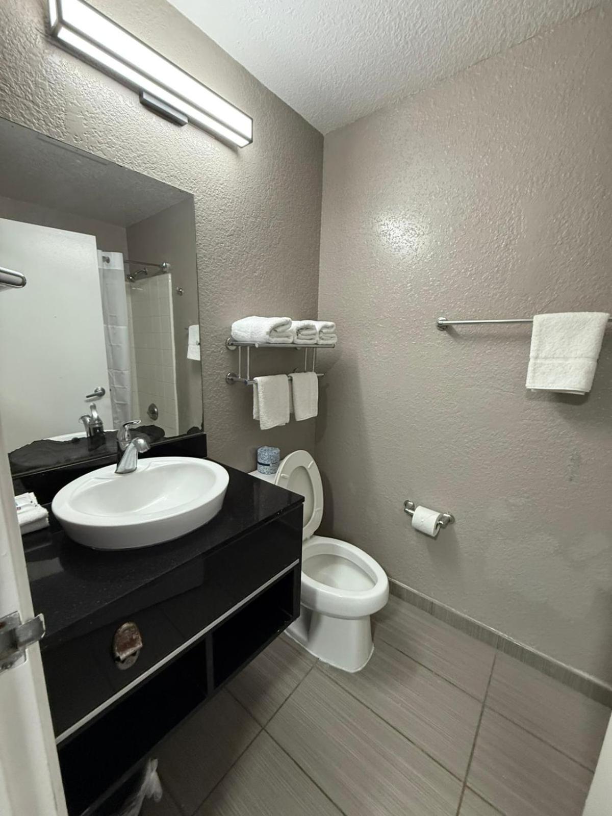 Queen Room - Disability Access photo 2