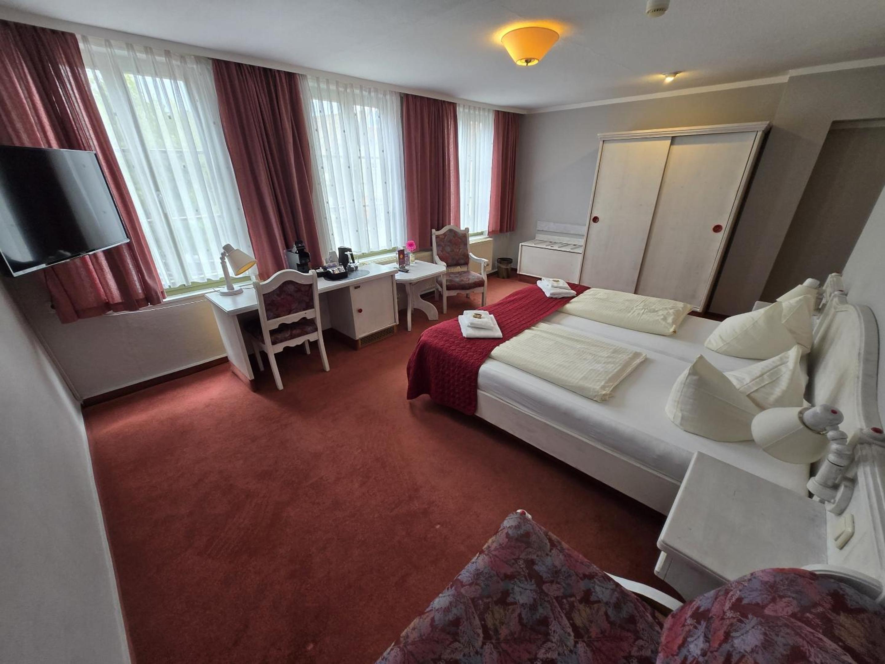Large Double Room - Photo 2
