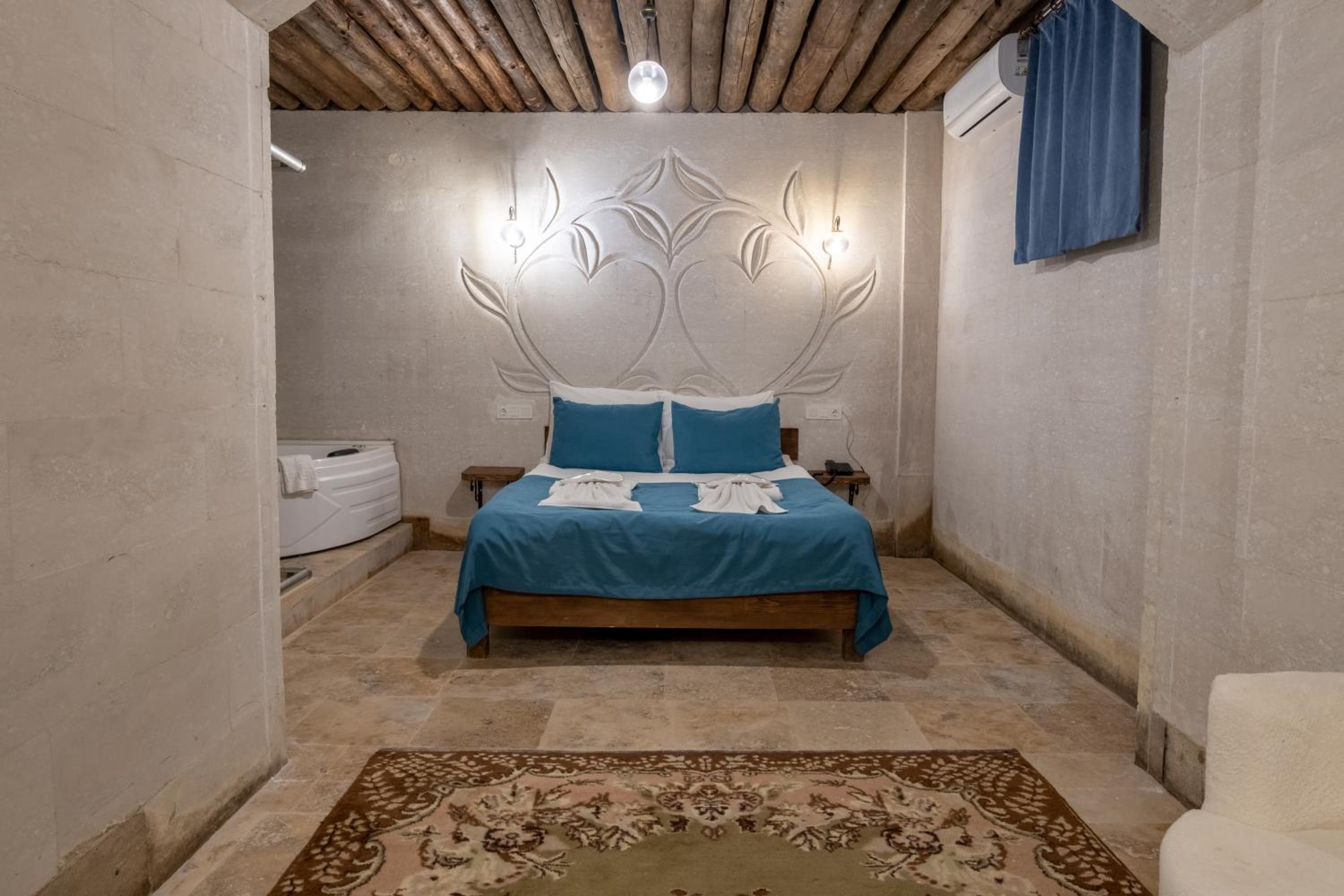 King Suite with Spa Bath photo 2