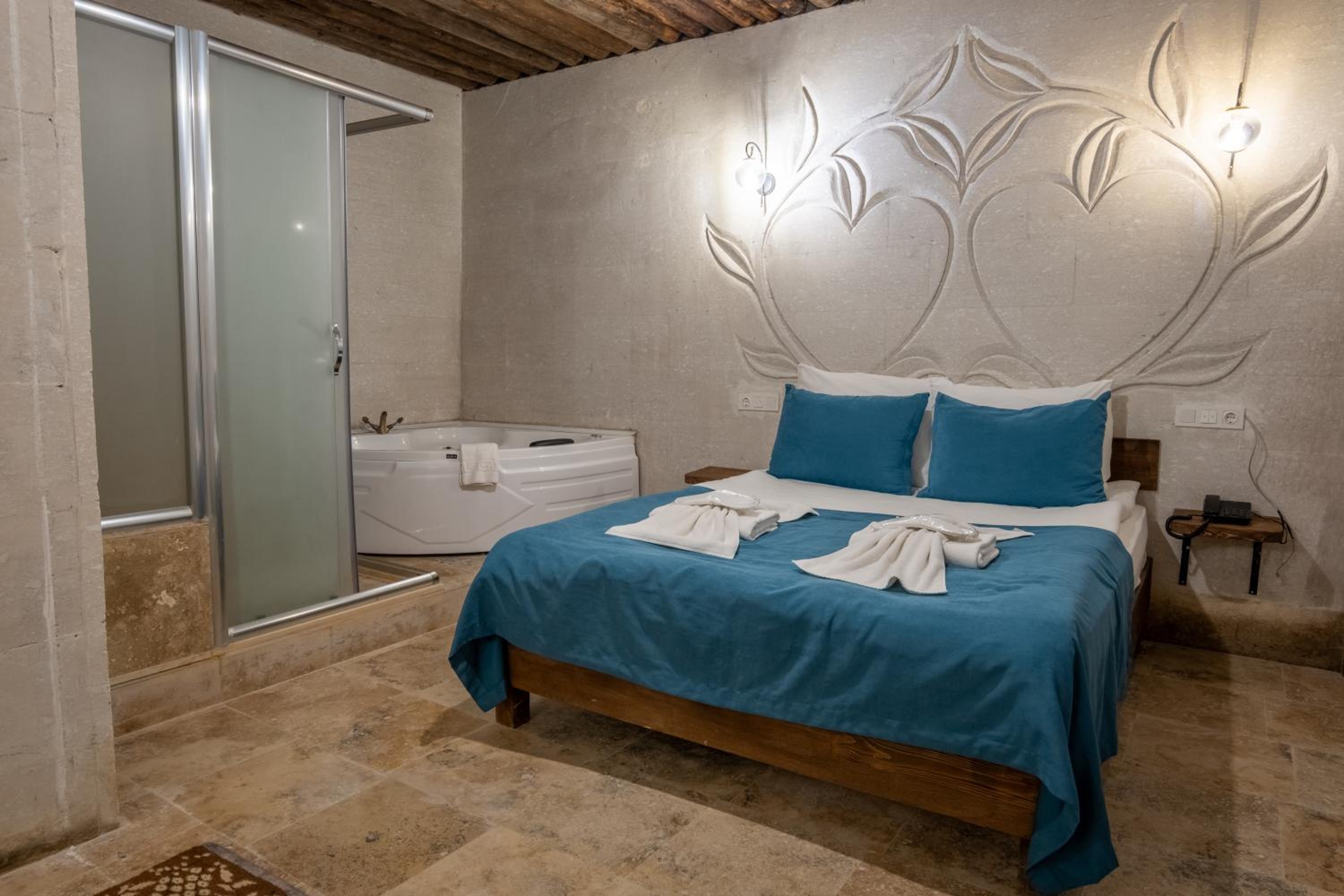 King Suite with Spa Bath photo 3