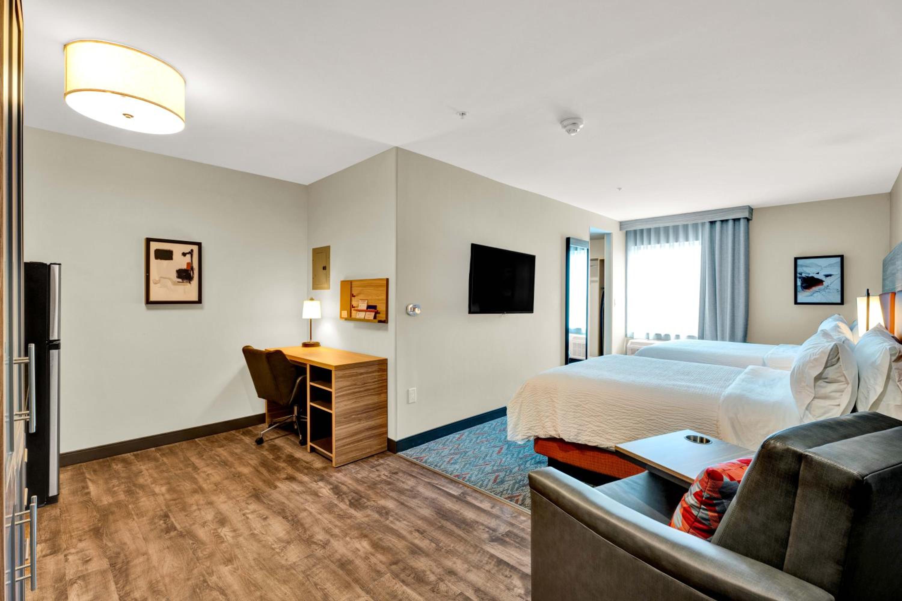 Queen Studio Suite with Two Queen Beds - Non-Smoking - Photo 4