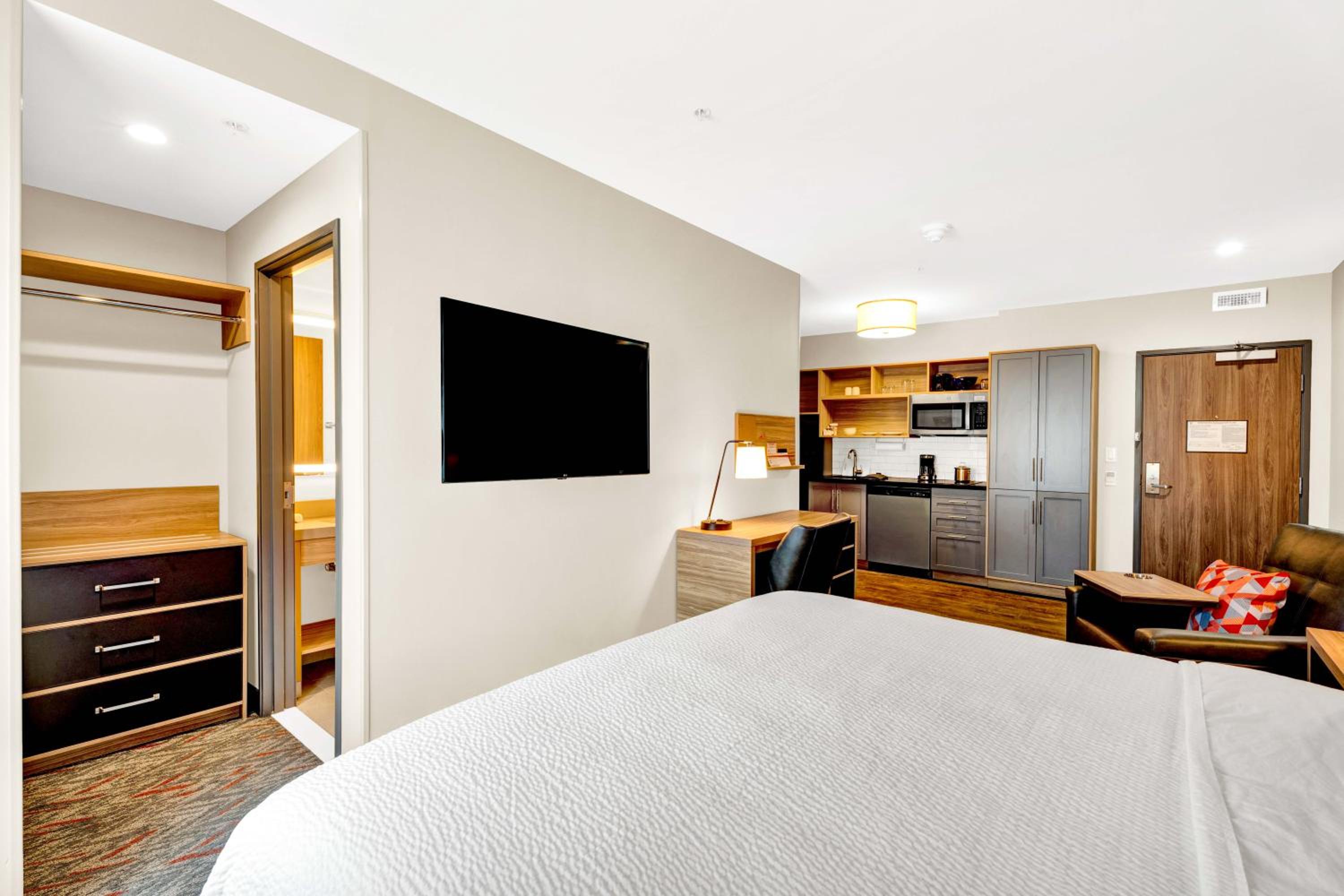 King Studio Suite with Full Kitchen - Photo 5