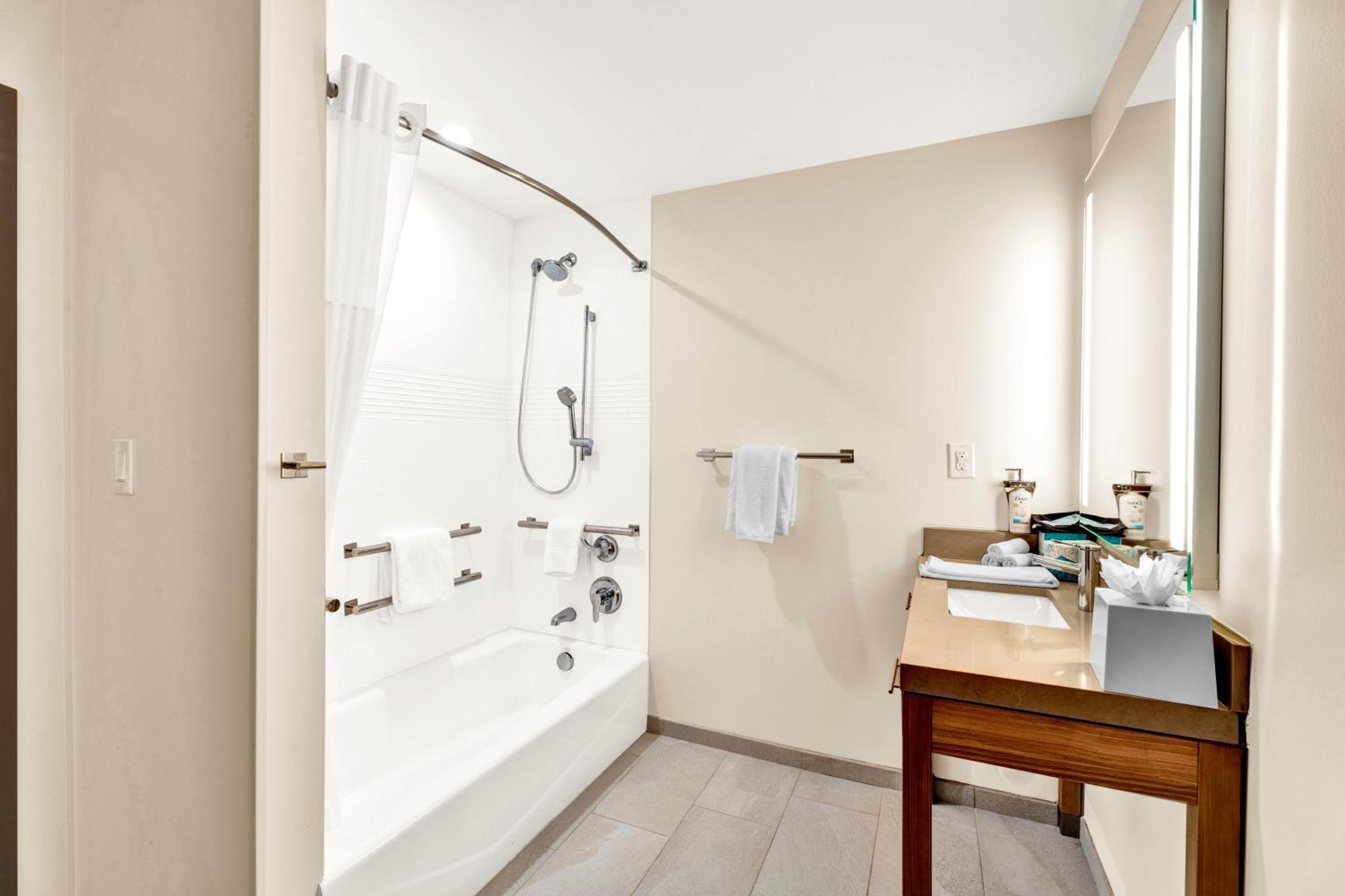 King Studio - Communications/Mobility Accessible - Photo 2