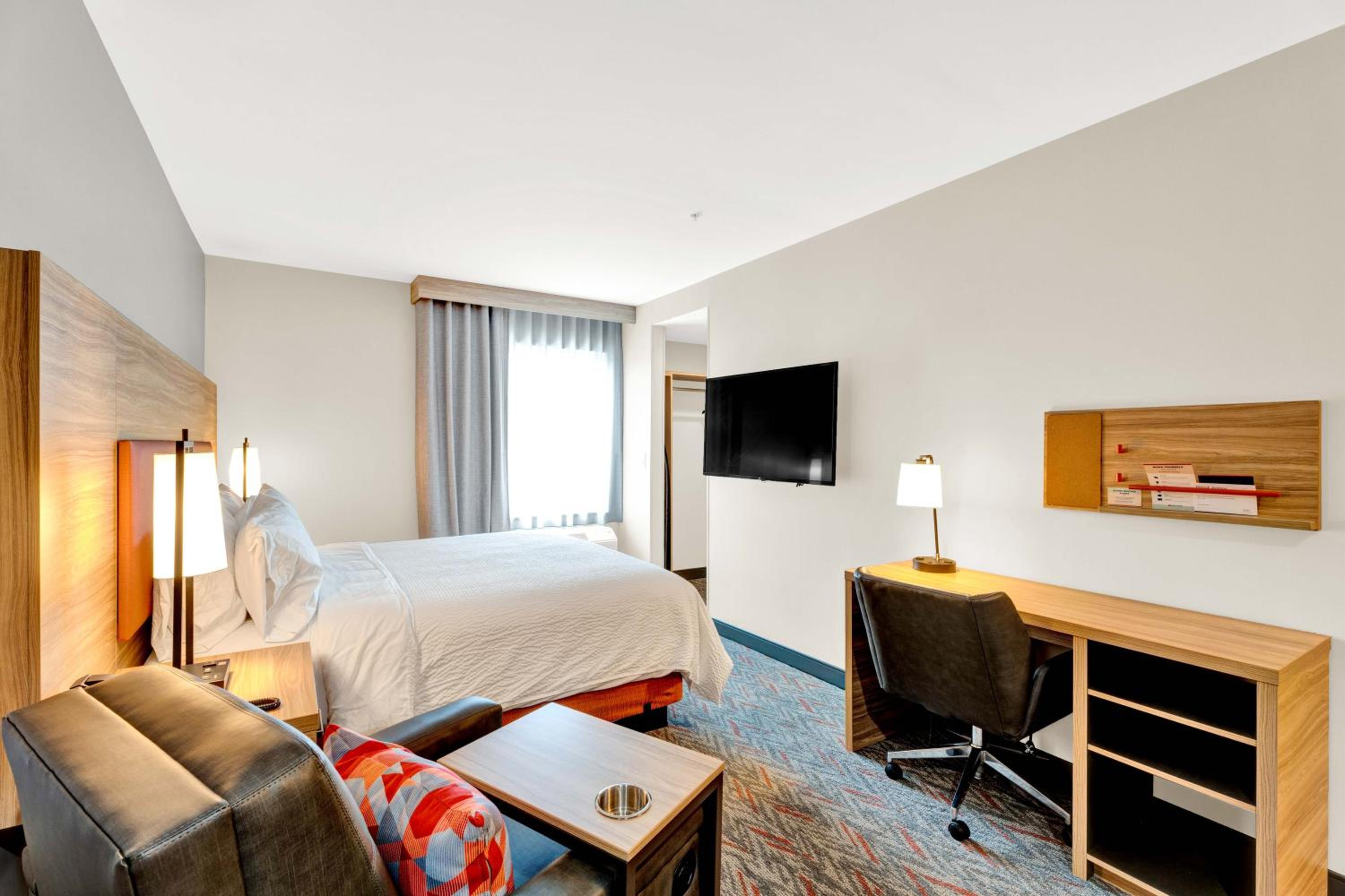 King Studio Suite with Full Kitchen - Photo 3