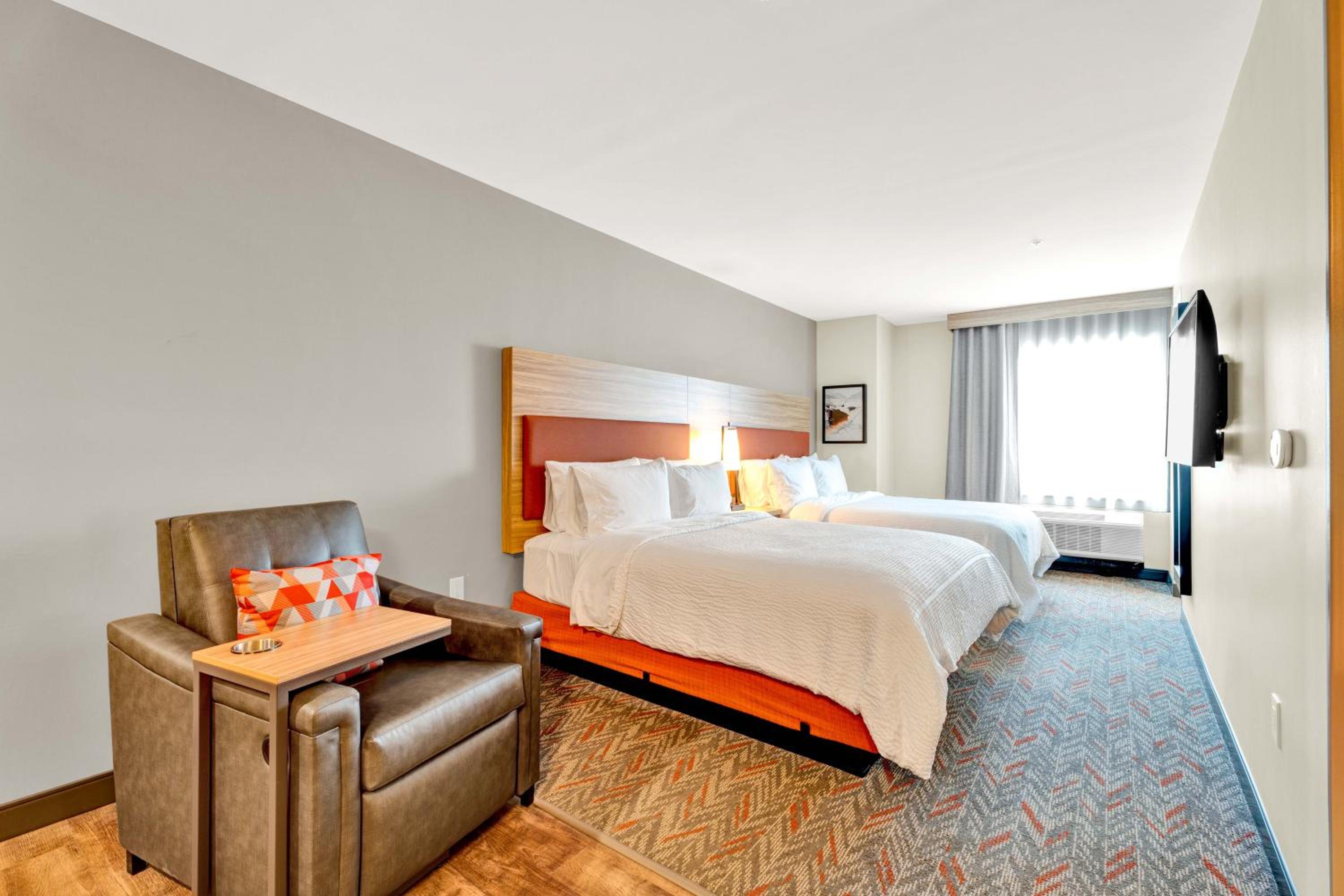 Queen Studio Suite with Two Queen Beds - Non-Smoking - Photo 3