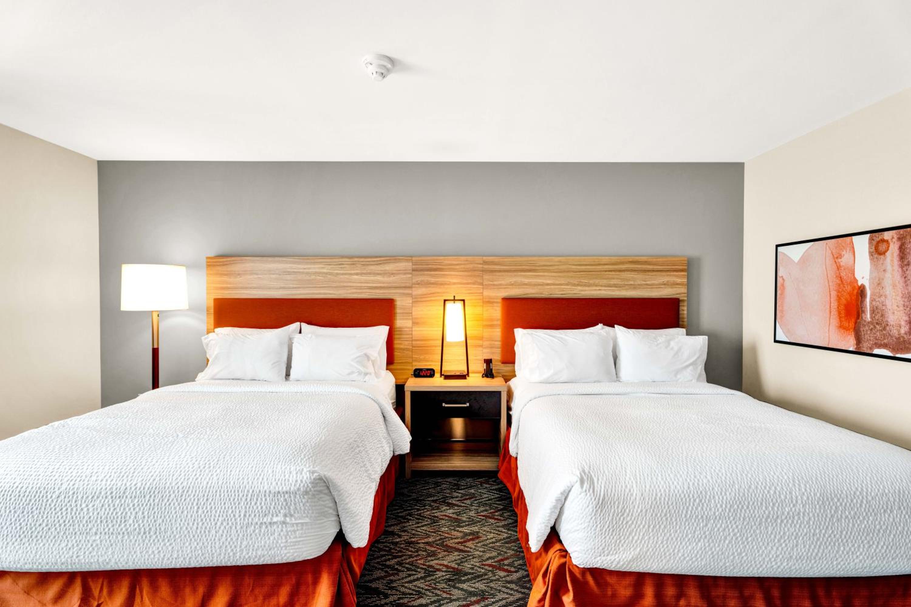Queen Studio Suite with Two Queen Beds - Non-Smoking - Photo 5