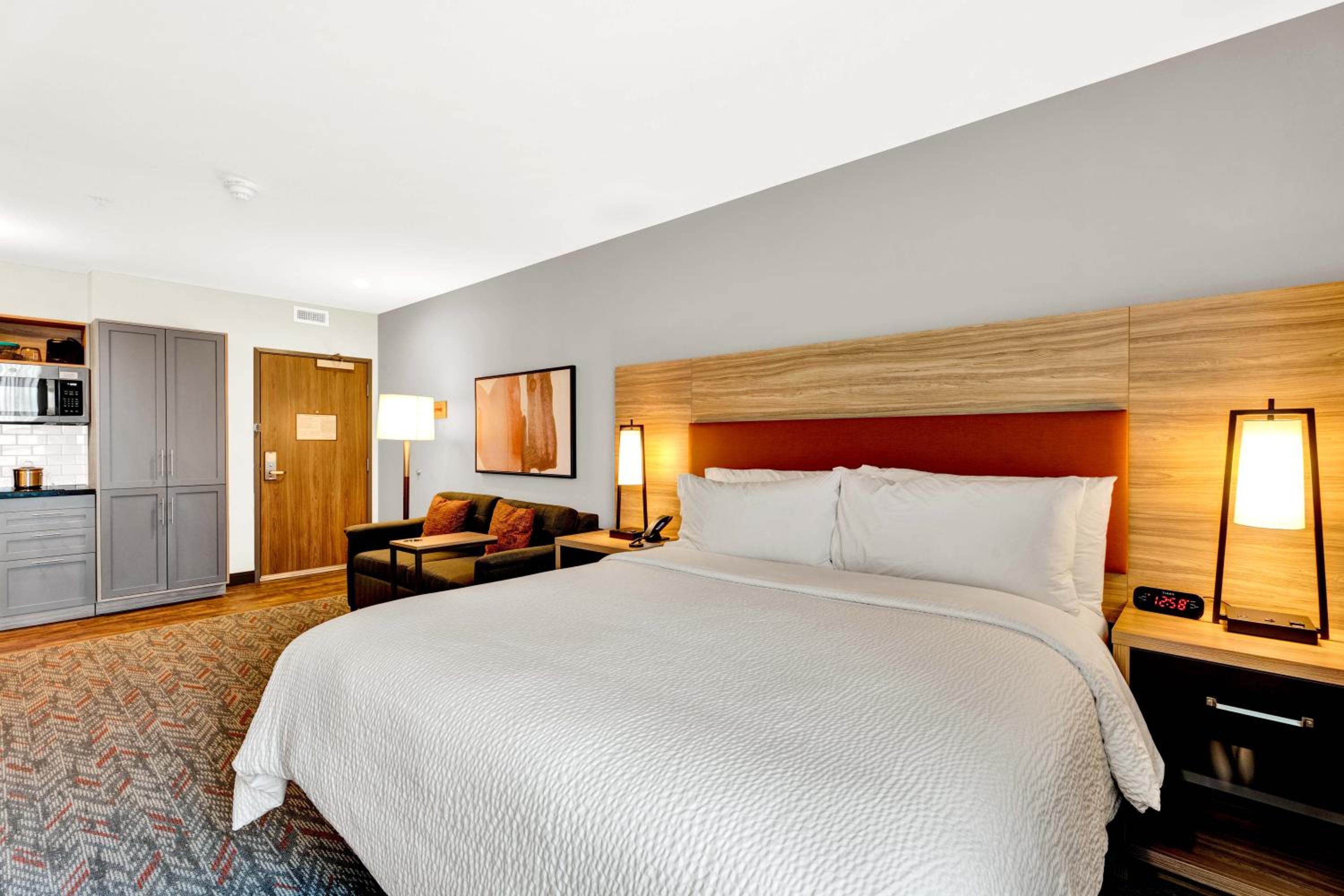 King Studio Suite and Single Sofa Bed - Photo 3