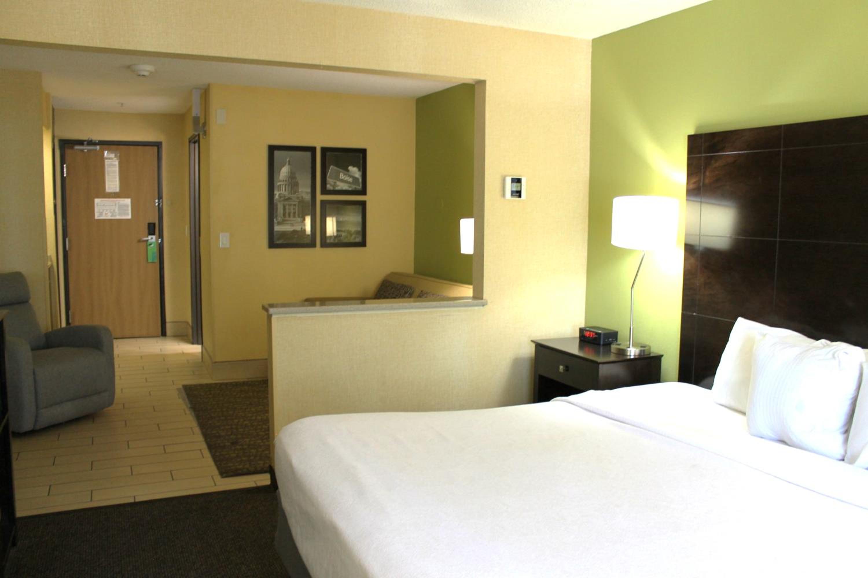 King Suite - Non-Smoking - Photo 3