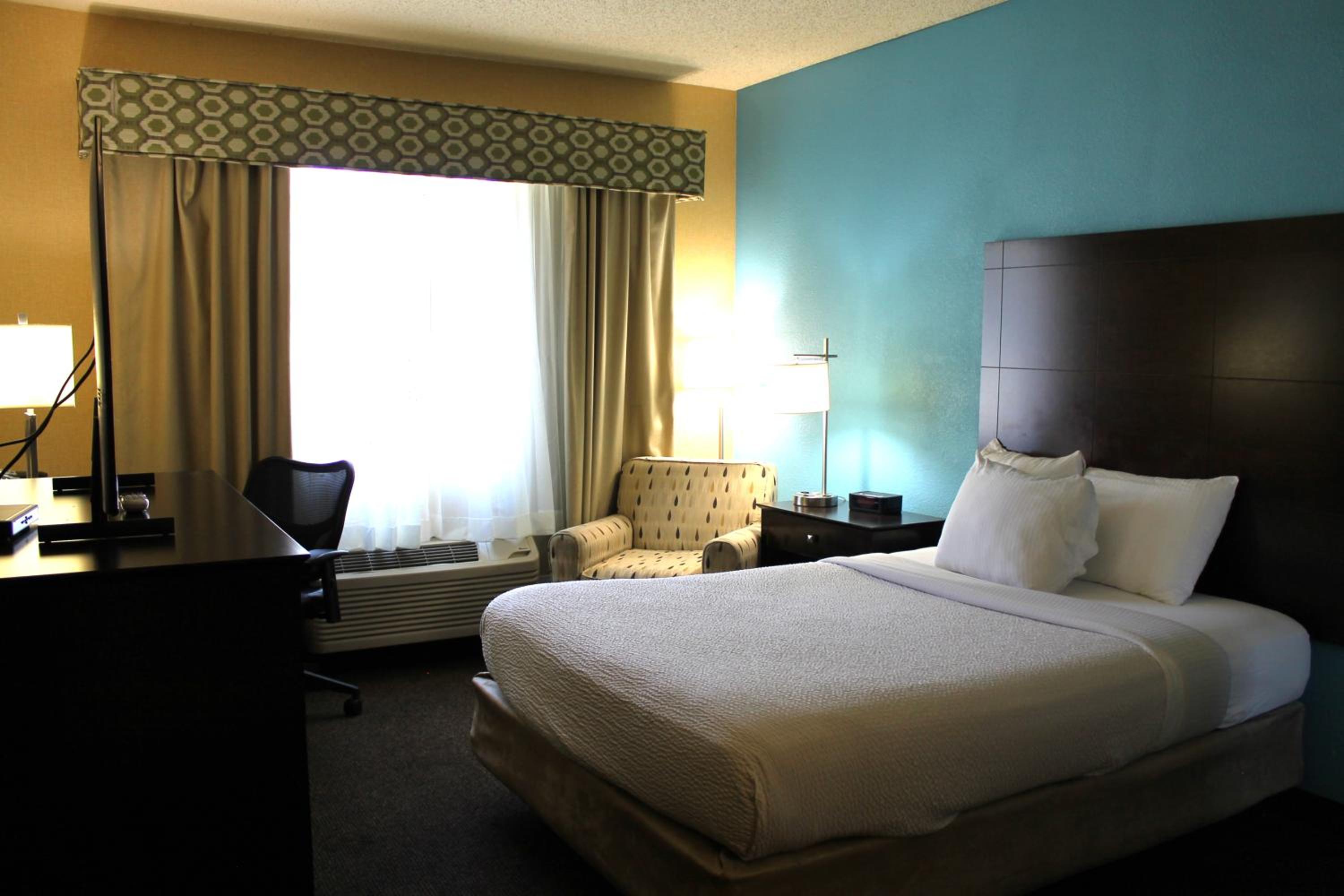 Queen Room with Bath Tub - Mobility/Hearing Accessible - Non-Smoking - Photo 1
