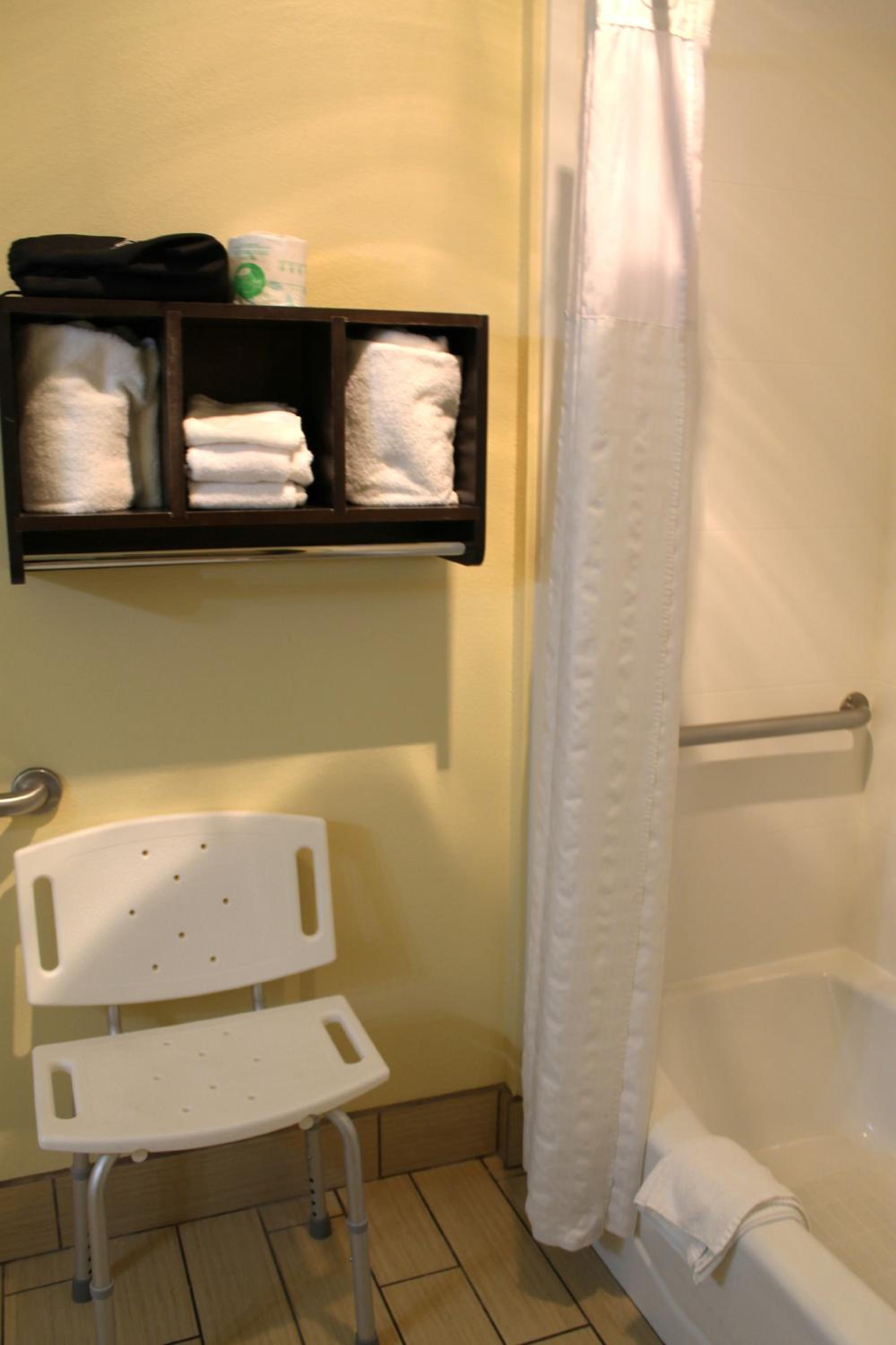 Queen Room with Bath Tub - Mobility/Hearing Accessible - Non-Smoking - Photo 3