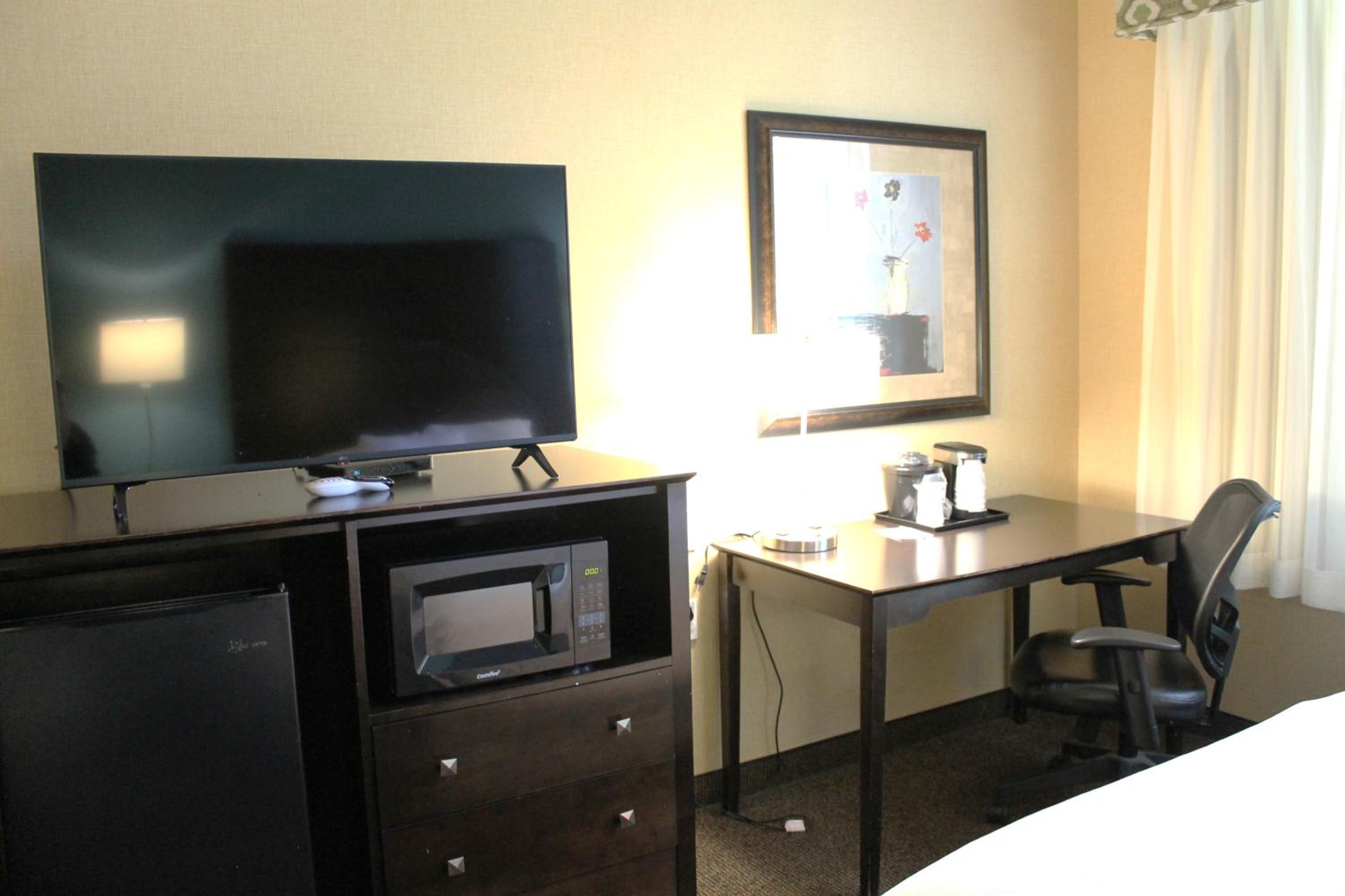 Queen Room with Bath Tub - Mobility/Hearing Accessible - Non-Smoking - Photo 4