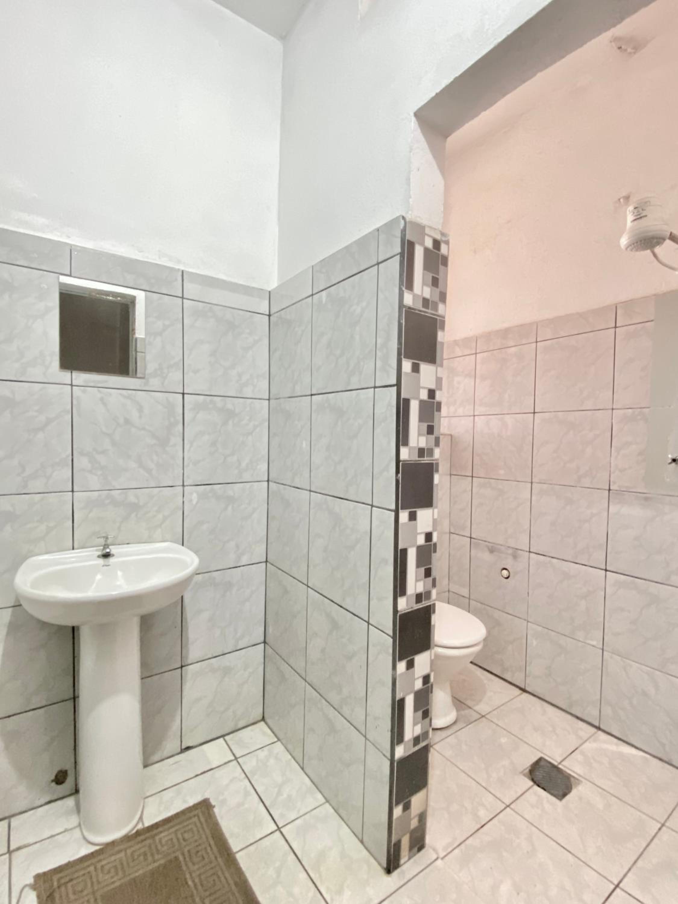 Single Room with Shared Bathroom photo 3