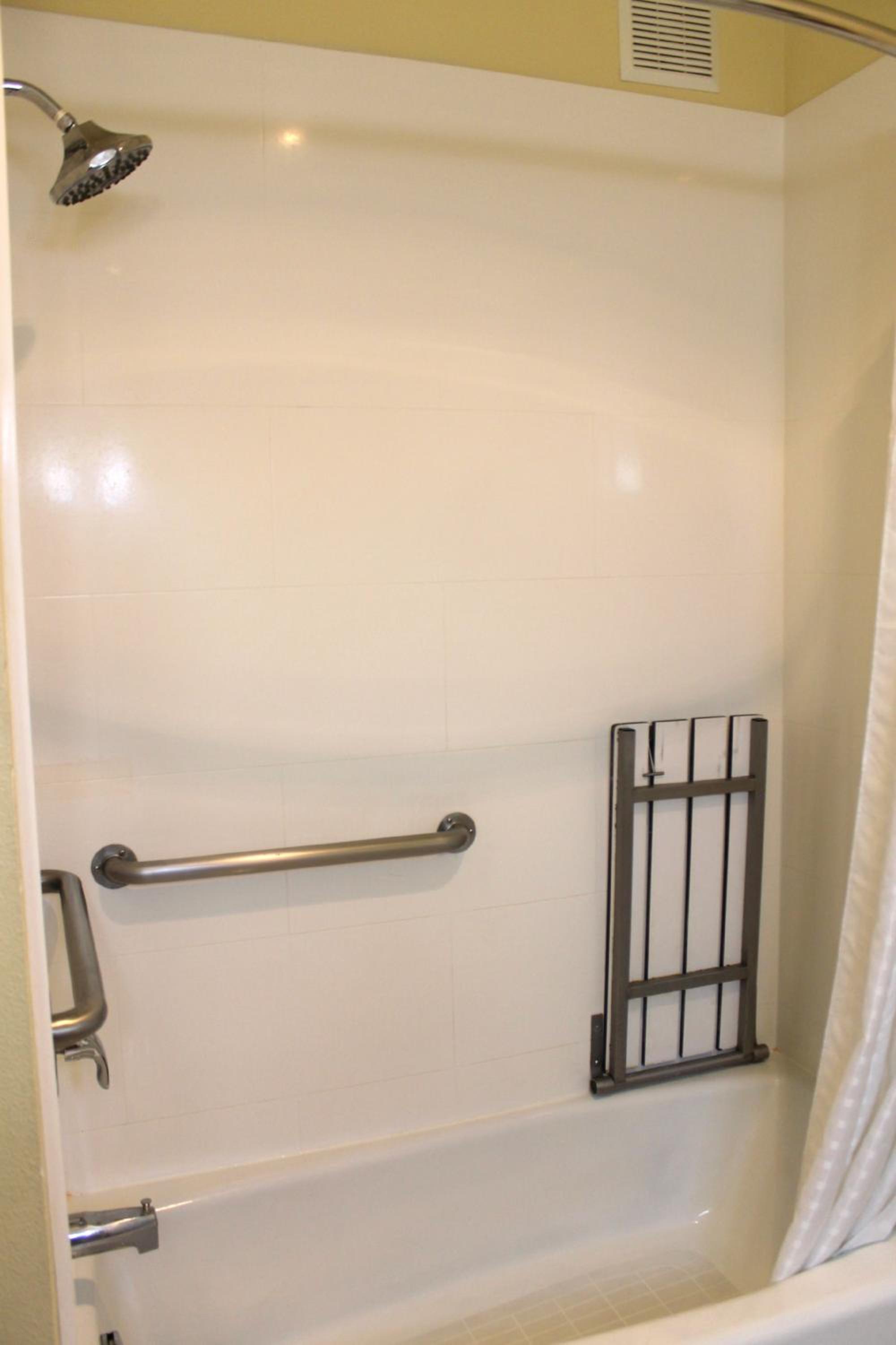 Queen Room with Bath Tub - Mobility/Hearing Accessible - Non-Smoking - Photo 2