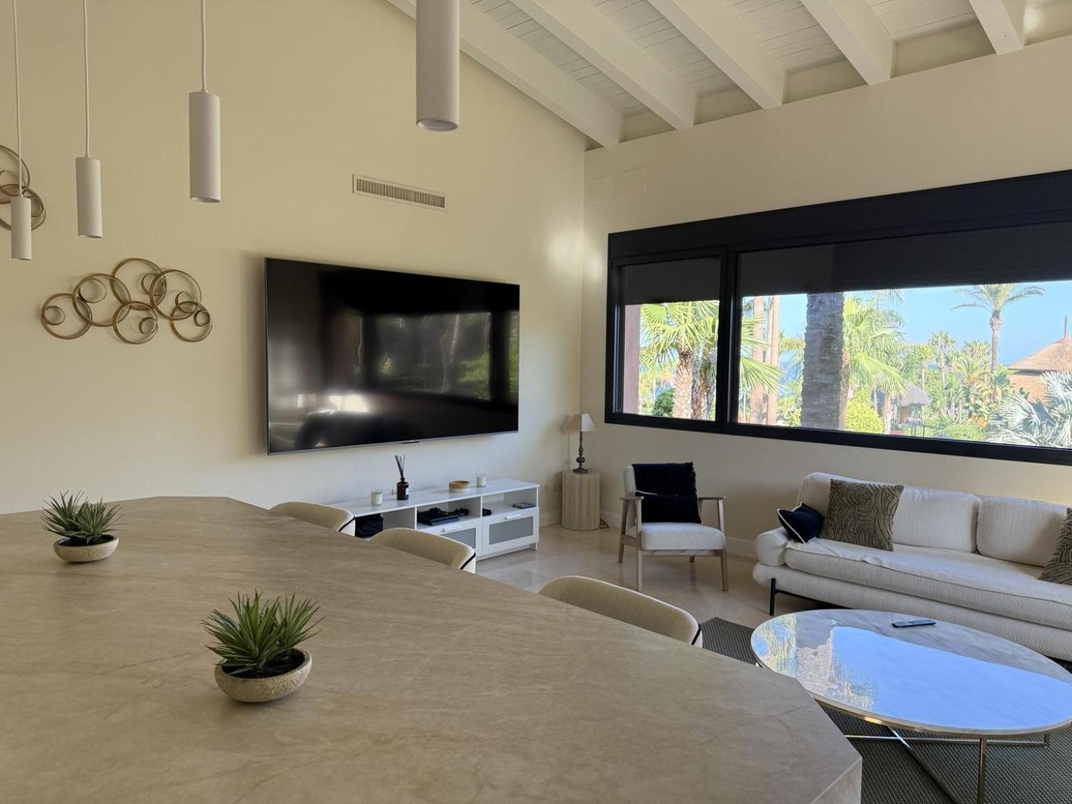 Premium Penthouse Three-Bedroom Apartment with Jacuzzi Premium Penthouse Three-Bedroom Apartment with Jacuzzi