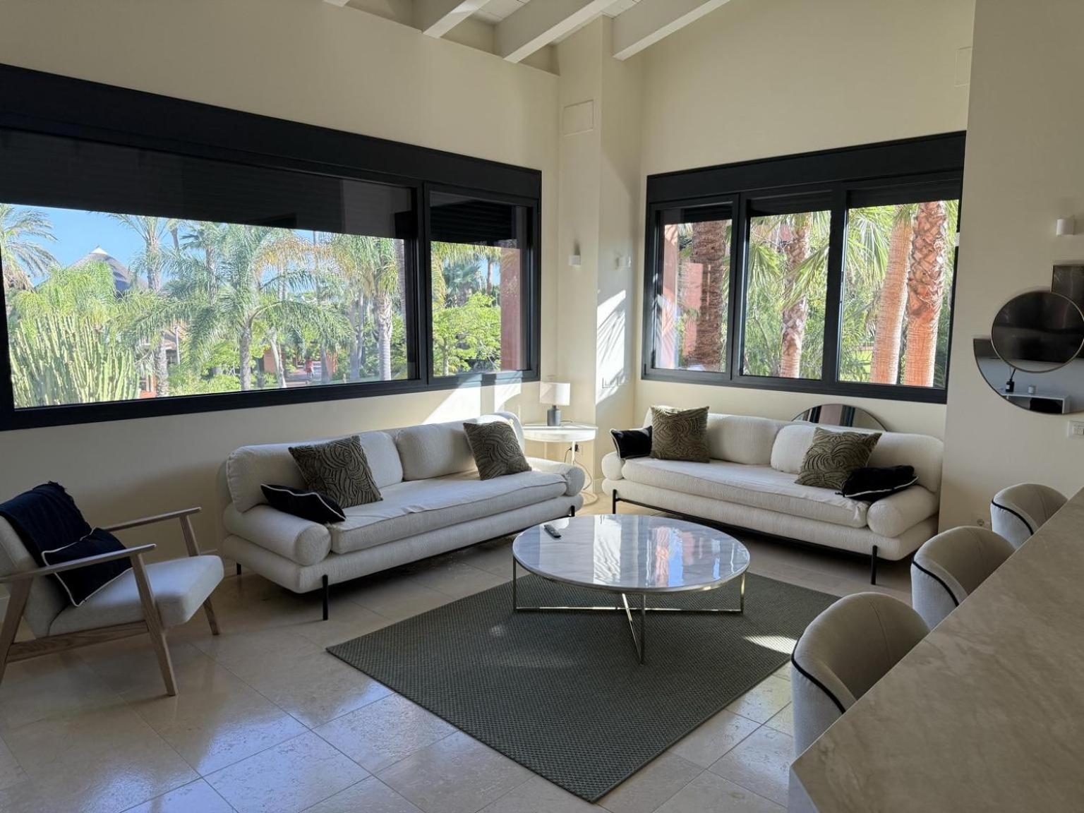 Premium Penthouse Three-Bedroom Apartment with Jacuzzi