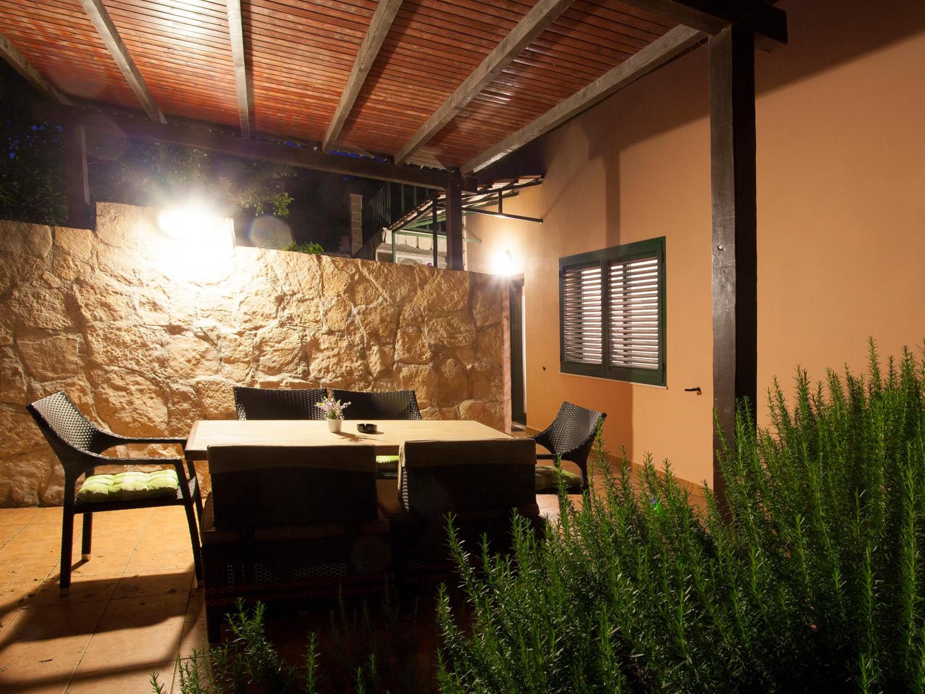 Comfort One-Bedroom Apartment with Terrace photo 2