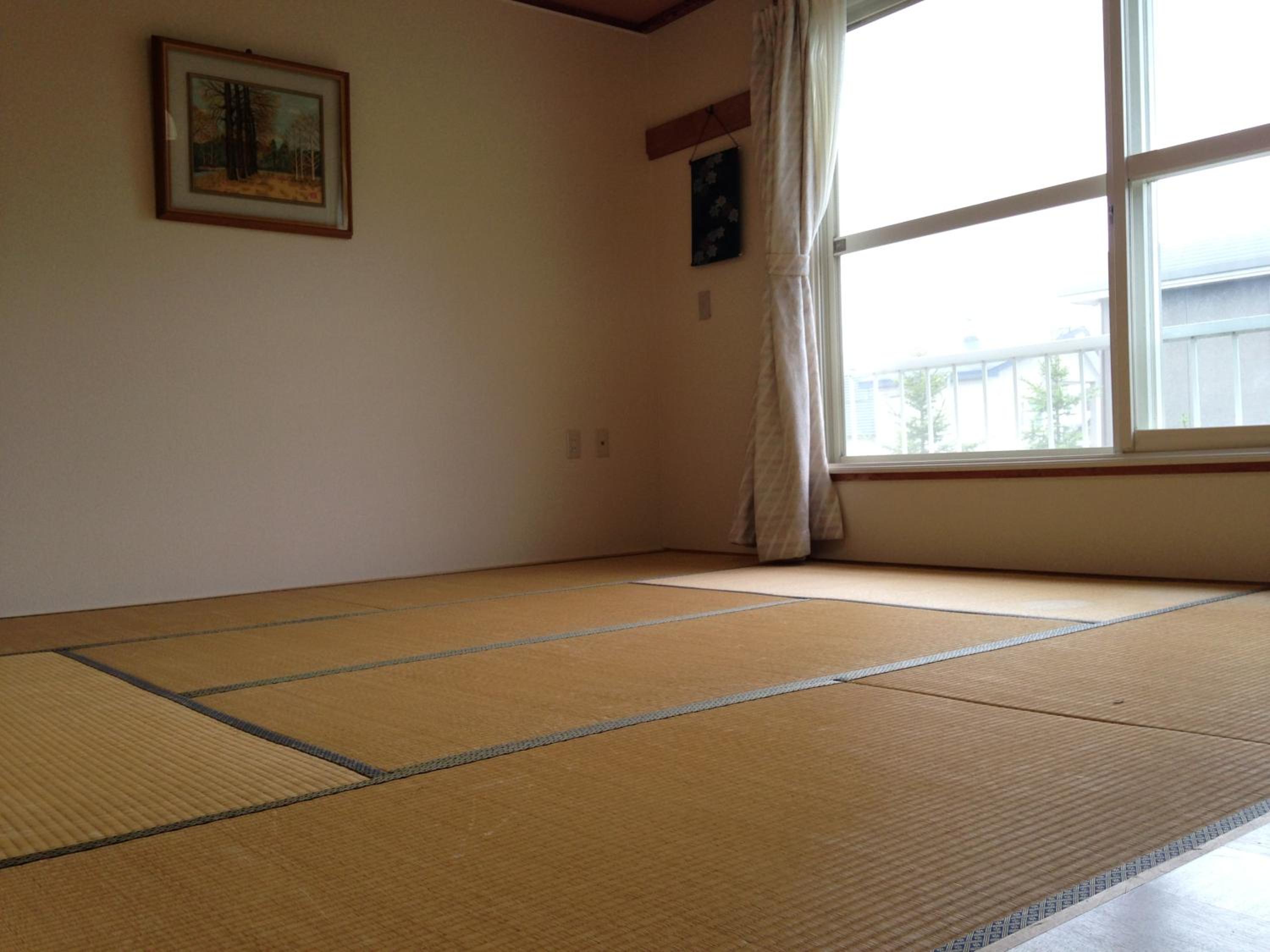 Japanese-Style Family Room with Shared Bathroom photo 1