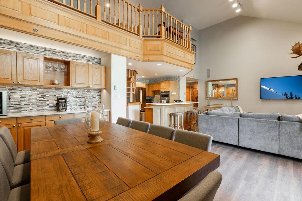 Four-Bedroom Loft Apartment photo 2