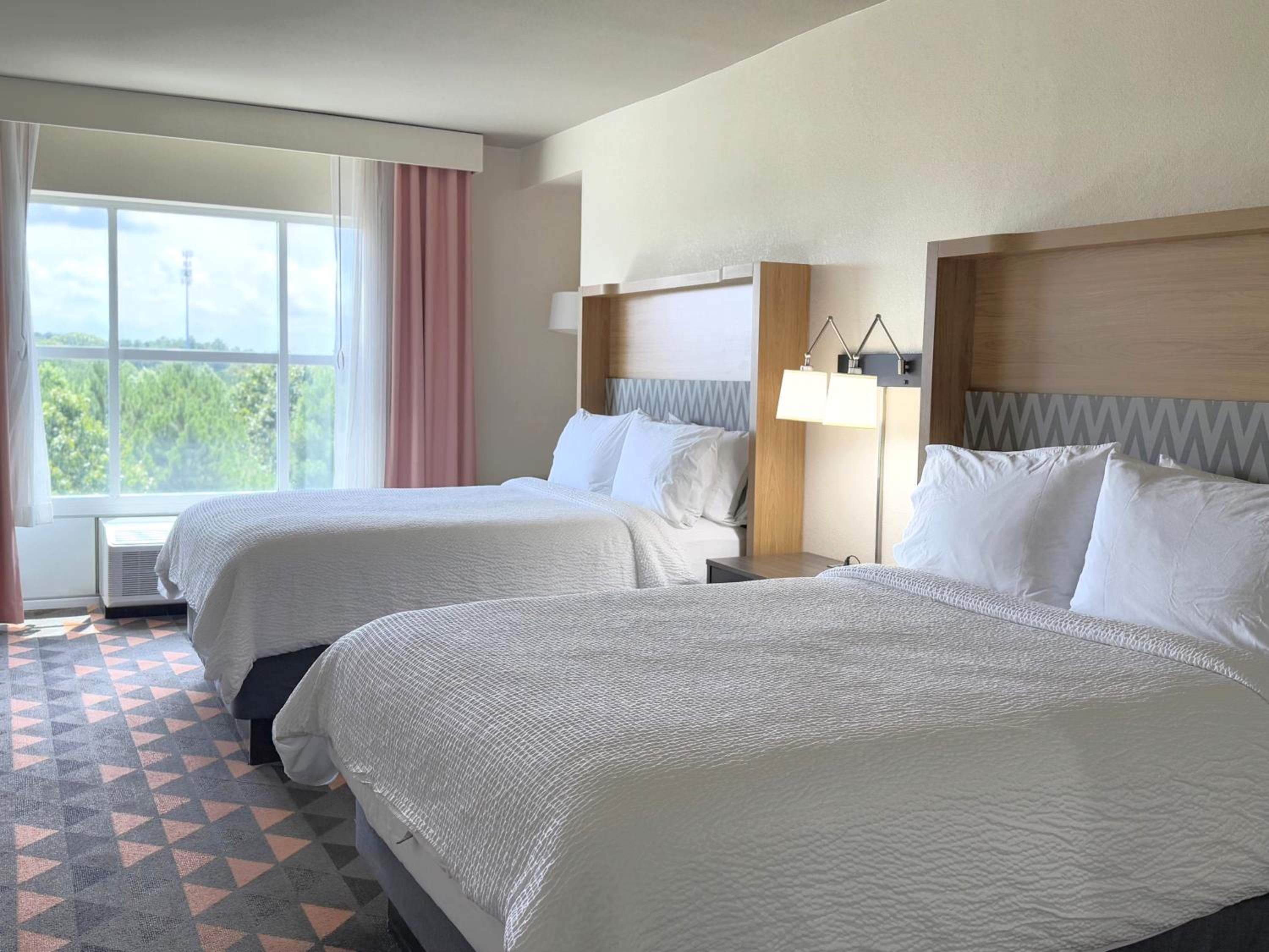 Standard Queen Room with Two Queen Beds - Photo 2