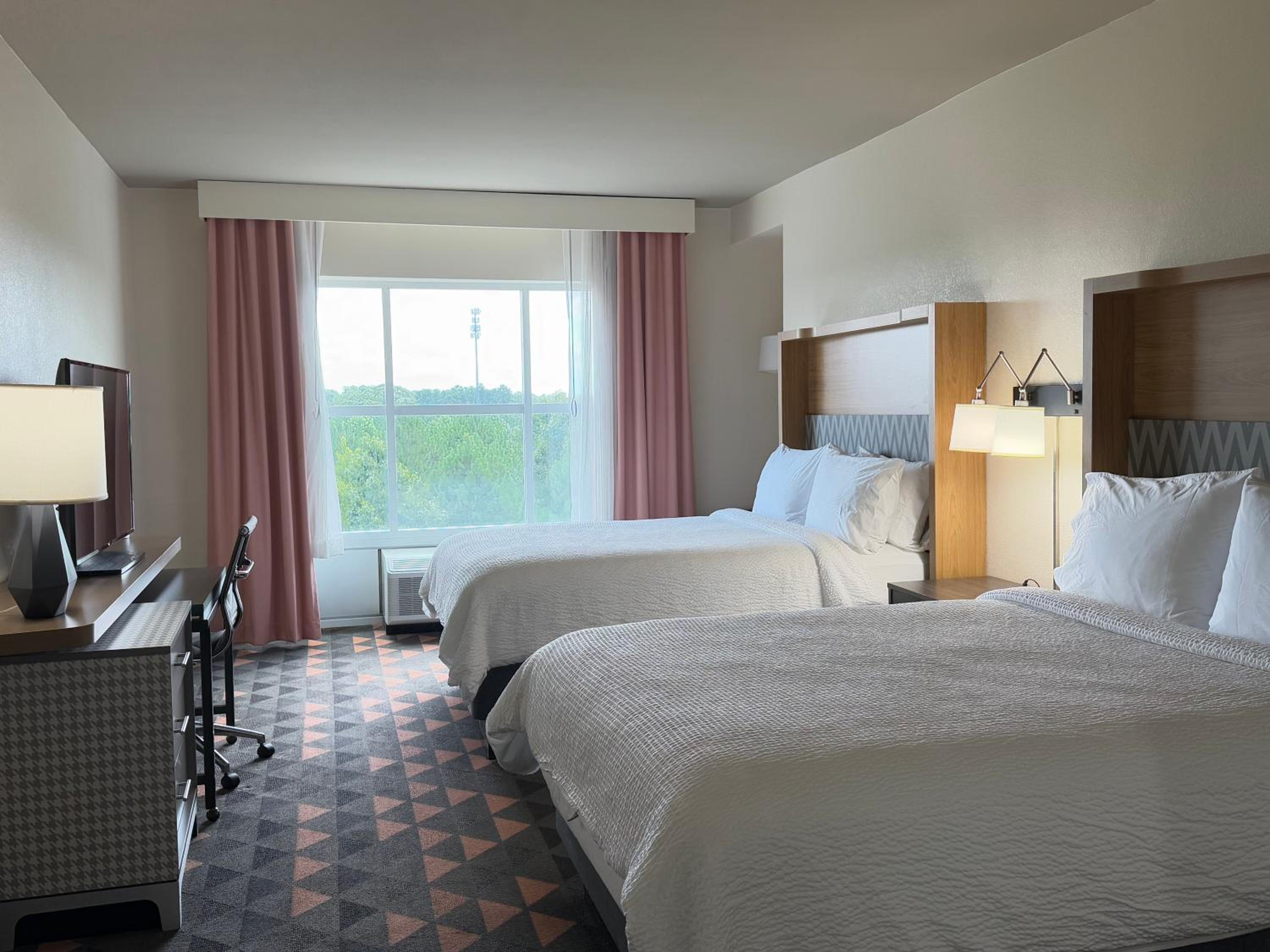Standard Queen Room with Two Queen Beds - Photo 3