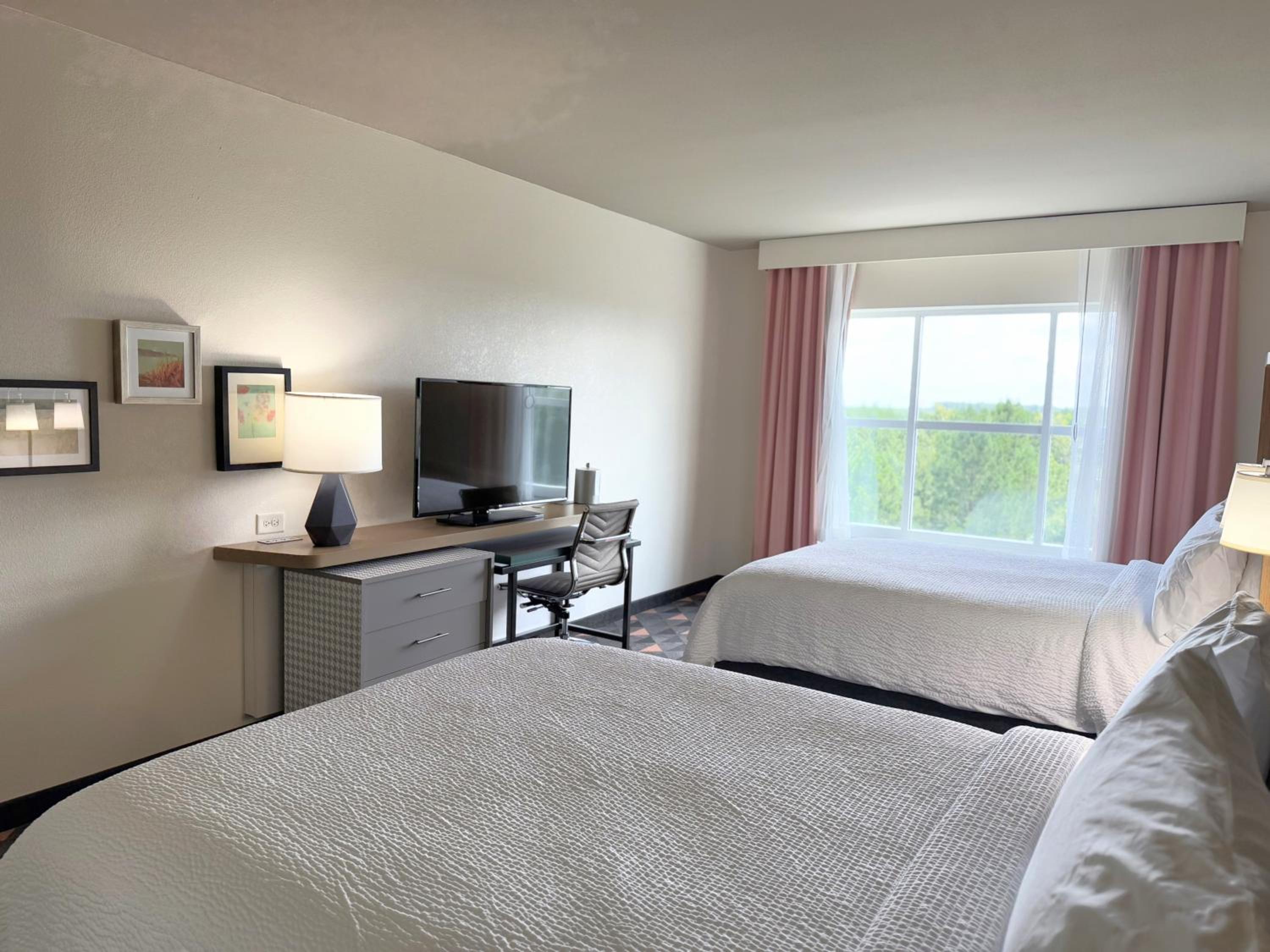 Standard Queen Room with Two Queen Beds - Photo 4