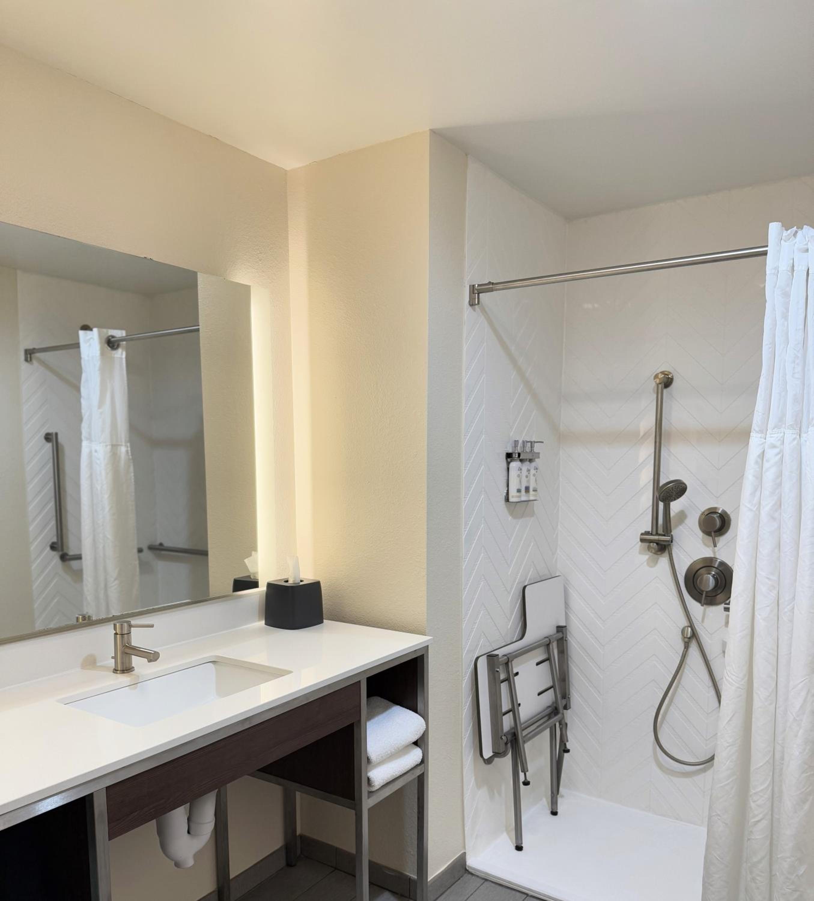 Standard King Room with Roll-In Shower - Communications Access - Photo 5