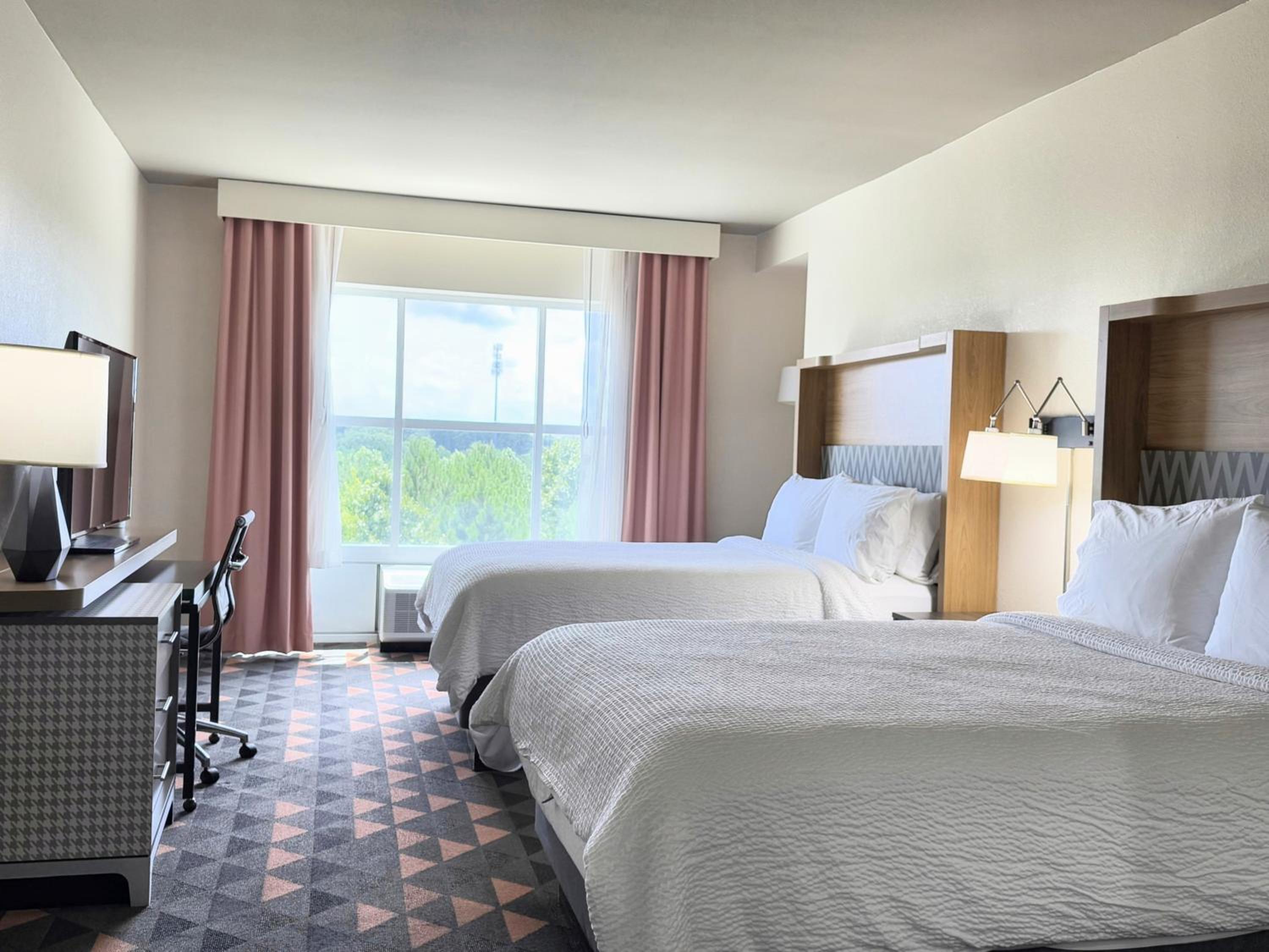 Standard Queen Room with Two Queen Beds and Mobility Accessible Tub - Photo 4