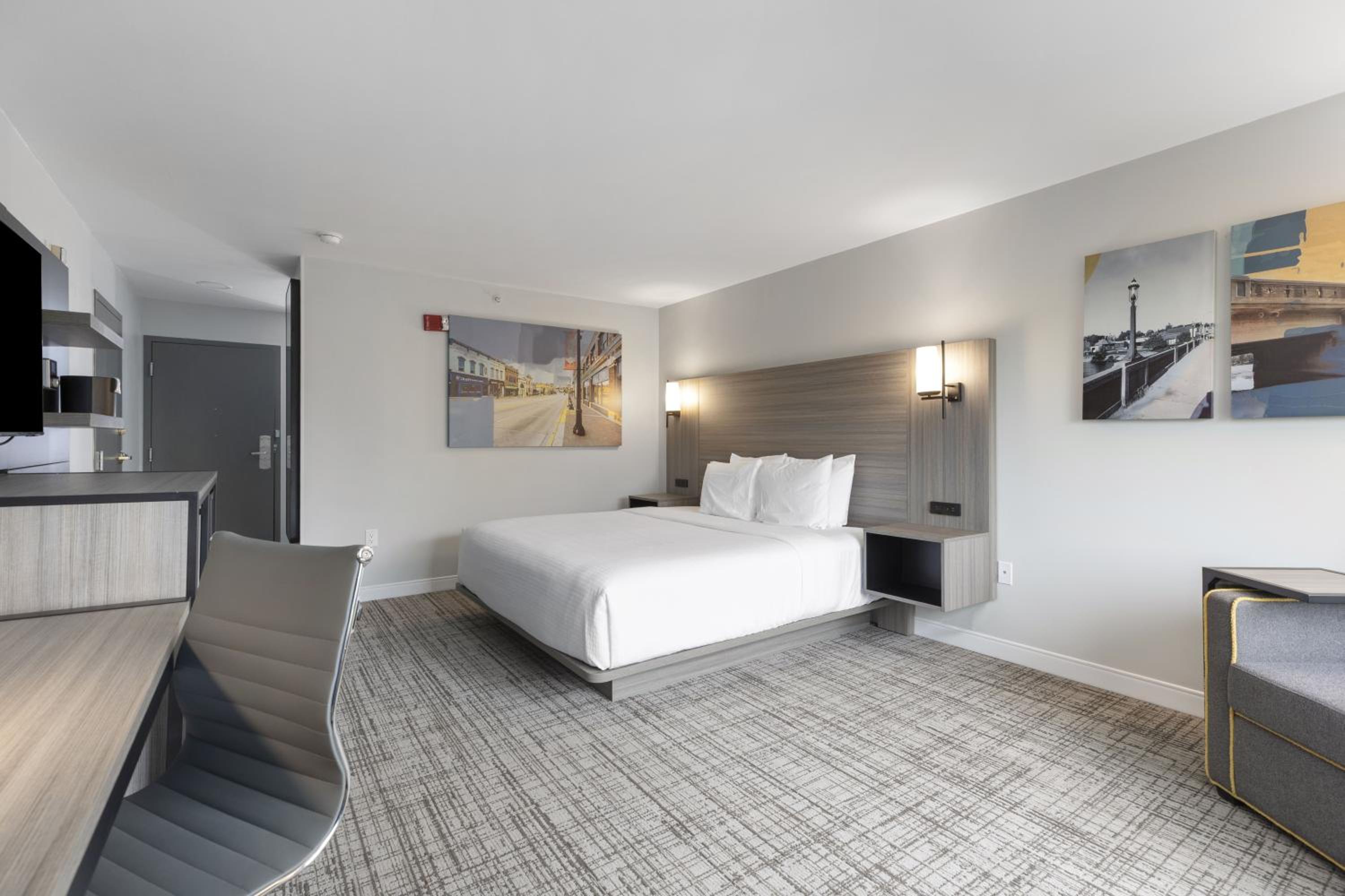 King Room with Roll-in Shower - Disability Access/Non-Smoking - Photo 8
