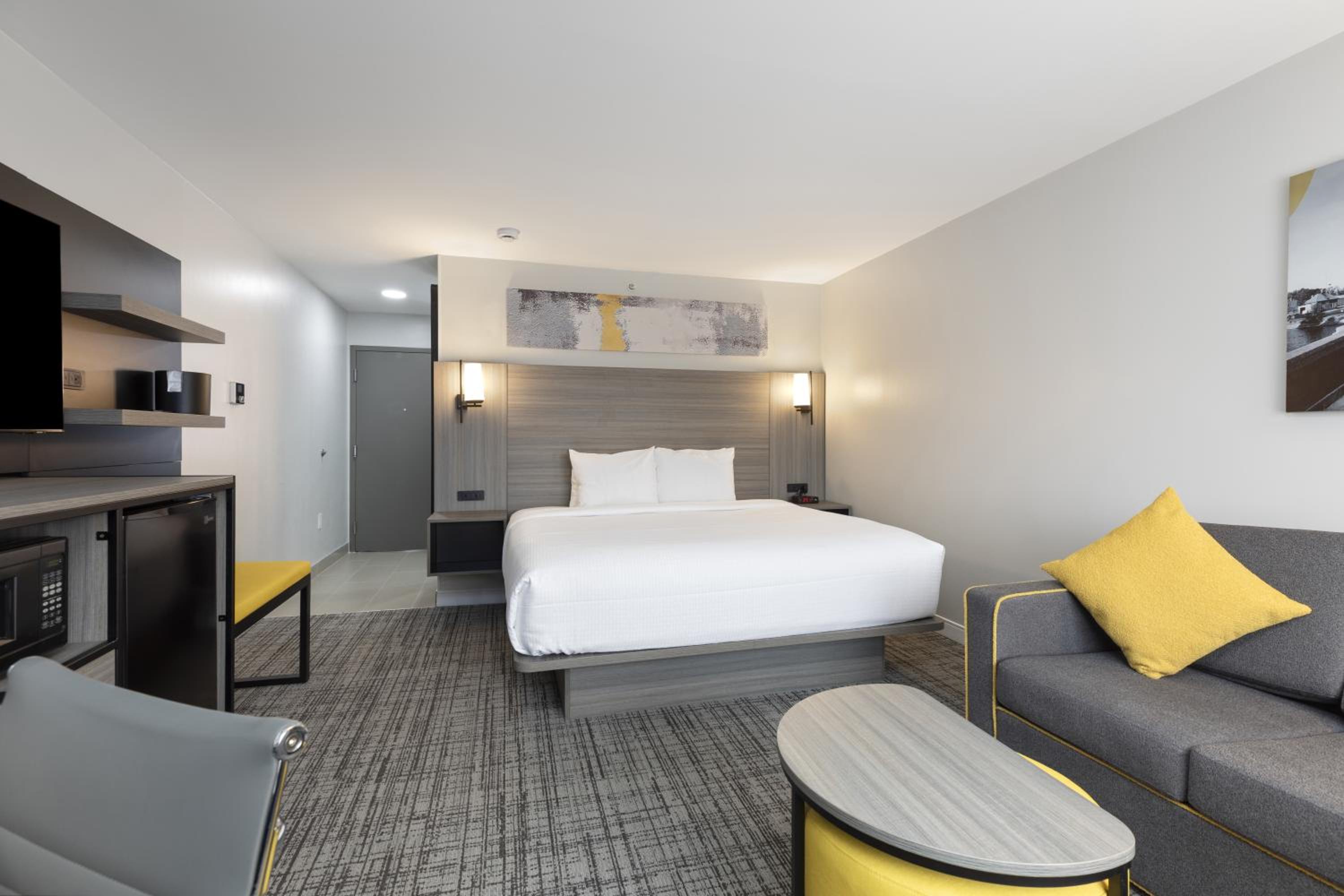 King Room with Roll-in Shower - Disability Access/Non-Smoking - Photo 10