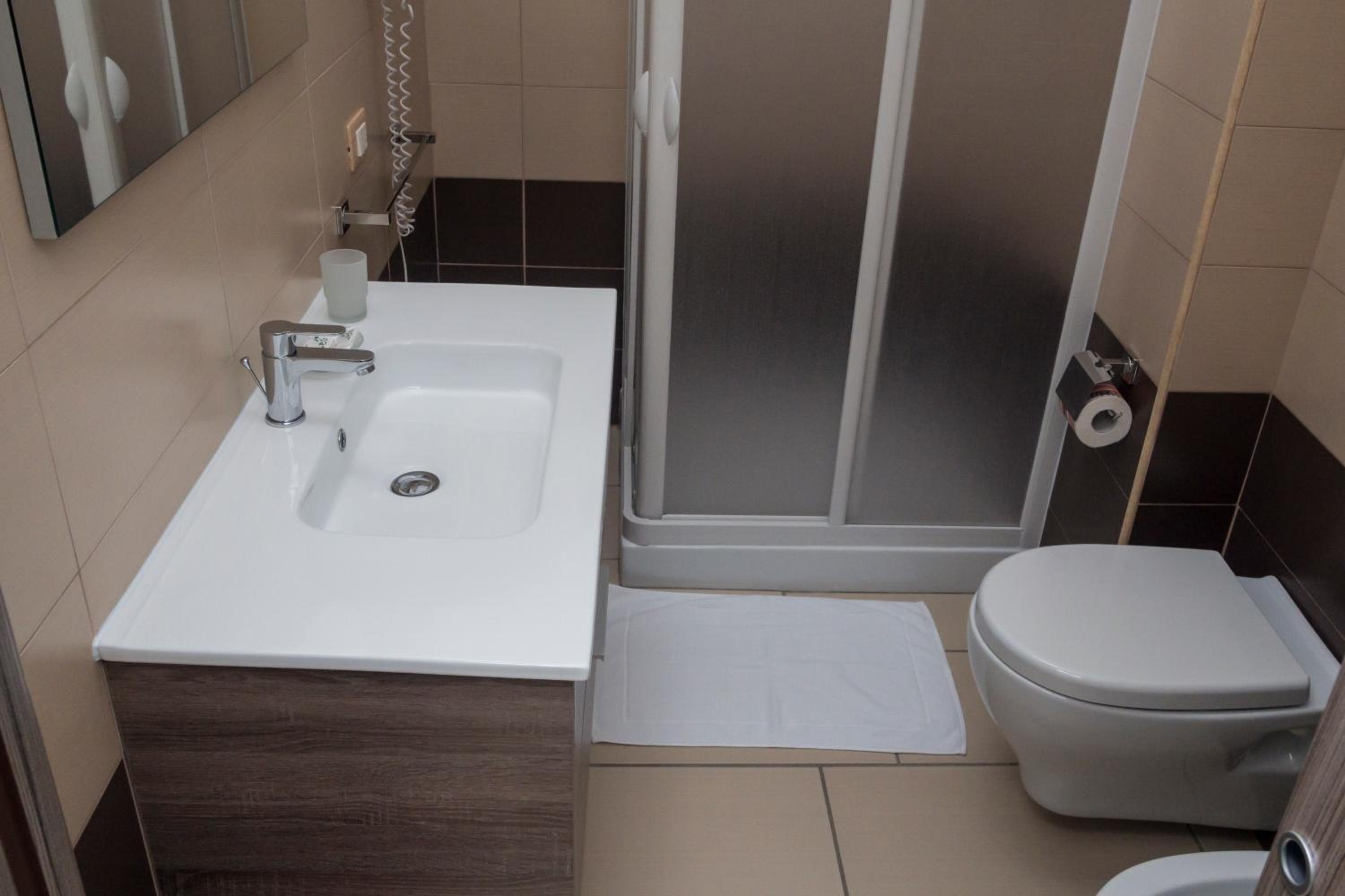 Quadruple Room with Private Bathroom photo 2