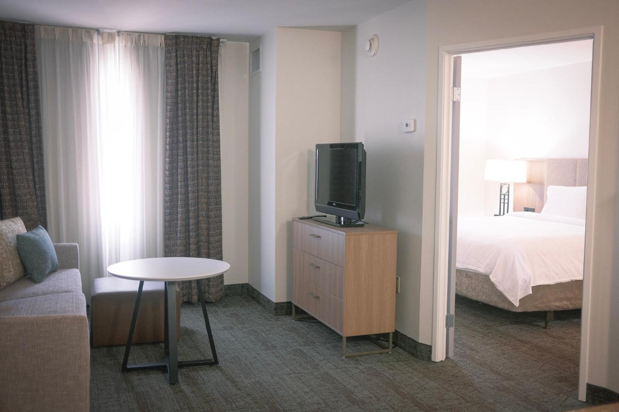 One-Bedroom Queen Room - Communication/Mobility Accessible with Tub - Photo 2