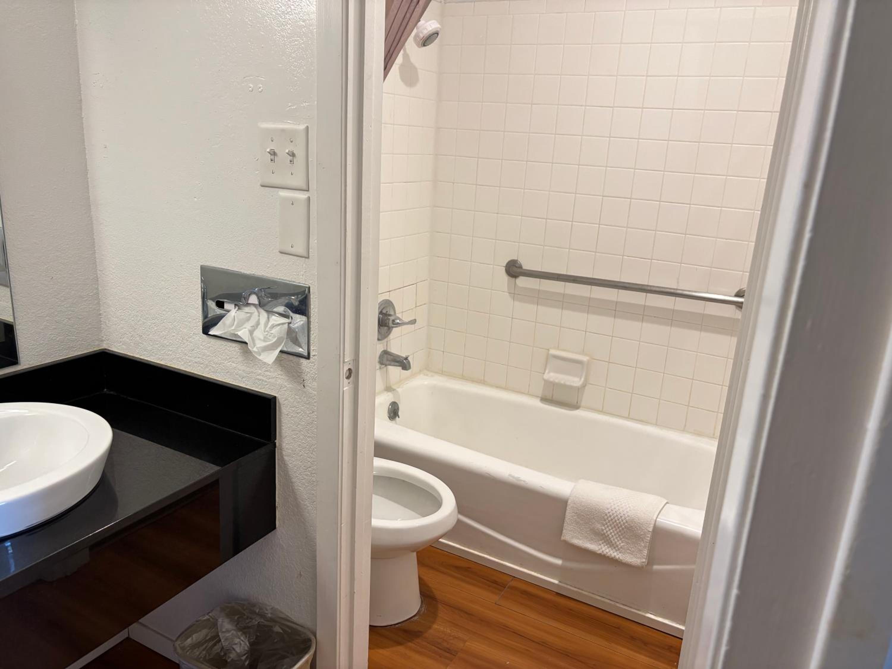 Quadruple Room with Tub - Disability Access/Non Smoking photo 2
