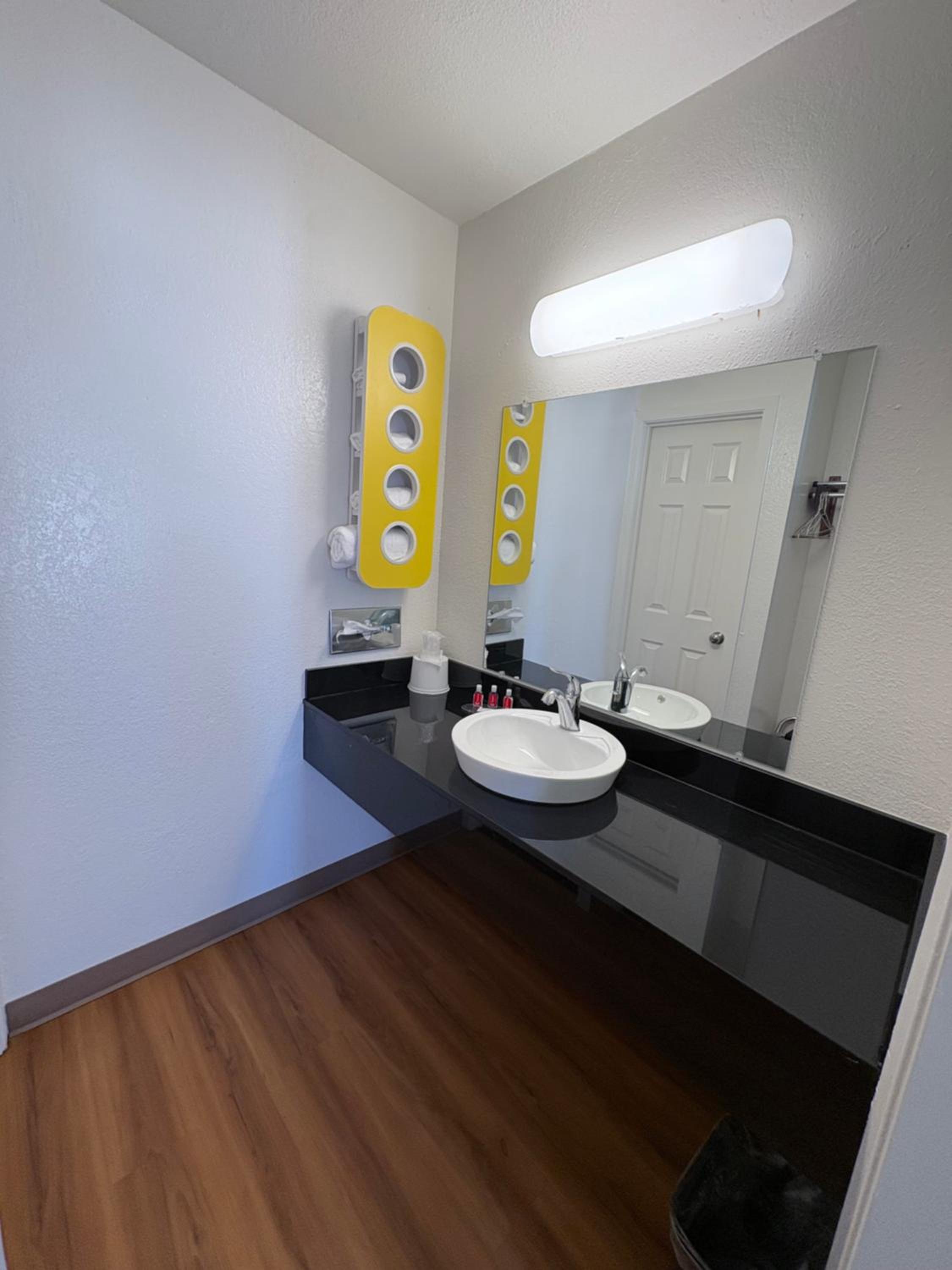 King Room - Non Smoking - Photo 1