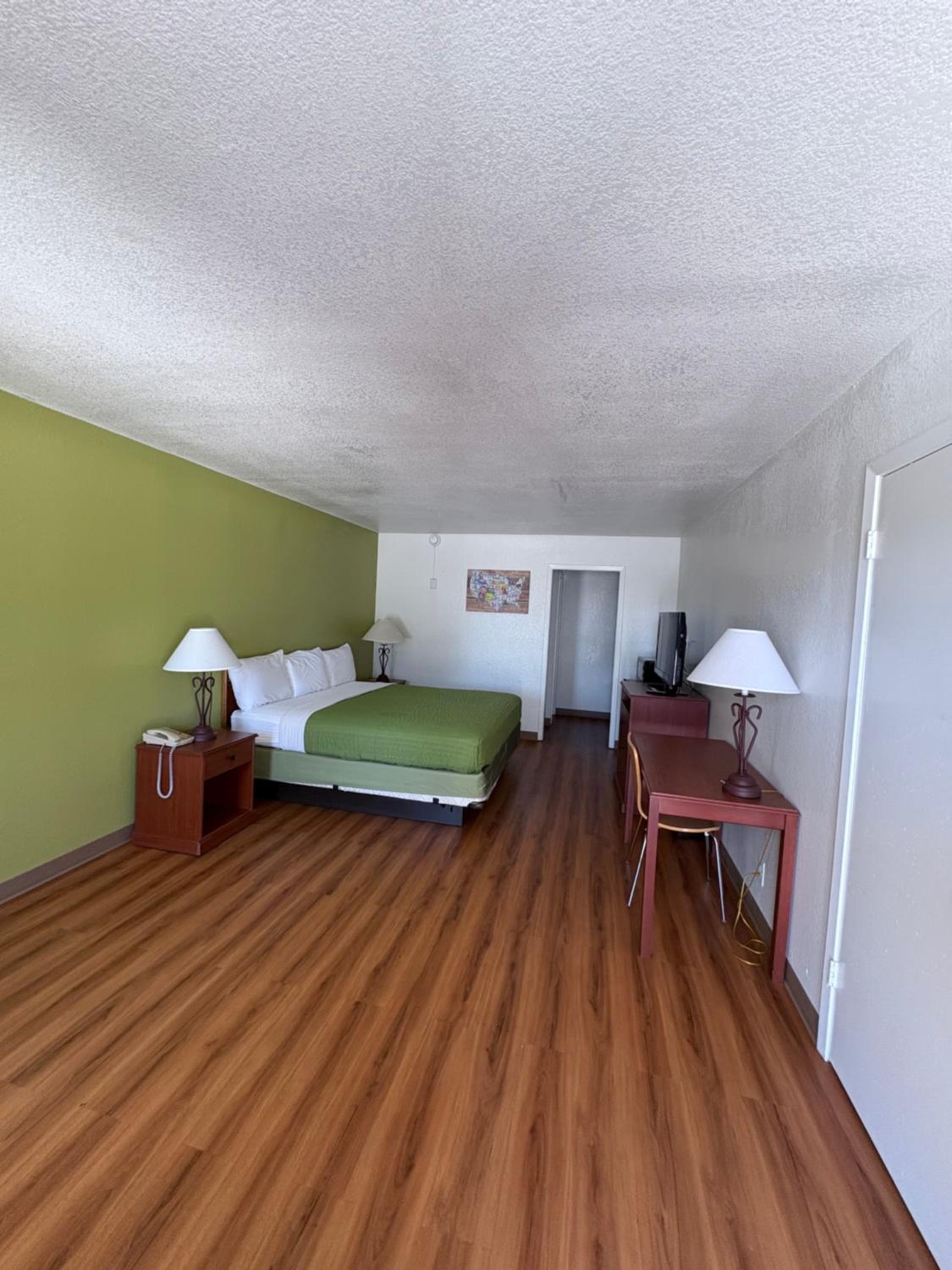 King Room - Non Smoking - Photo 3