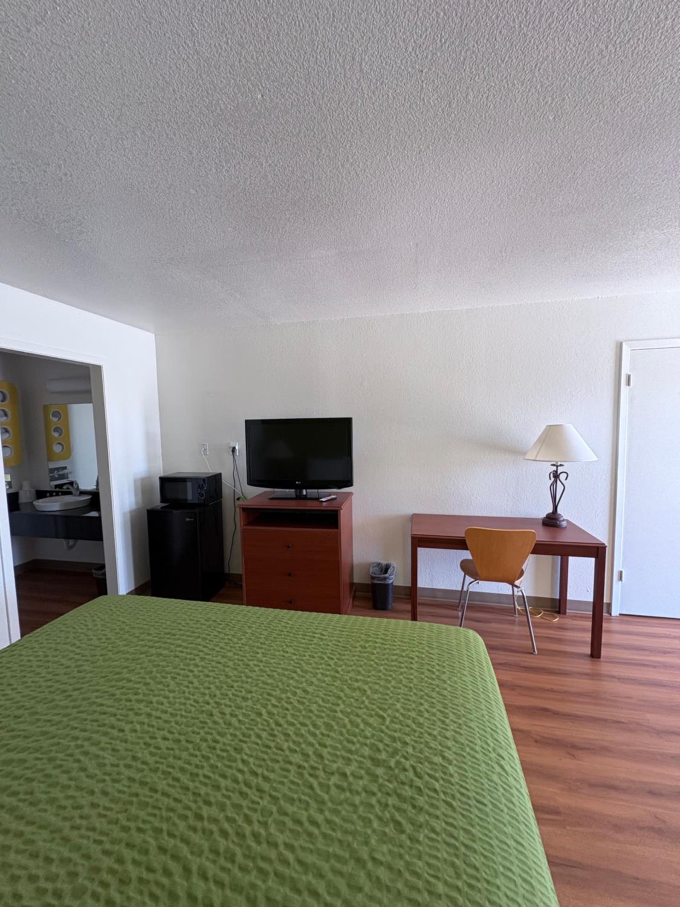 King Room - Non Smoking - Photo 4