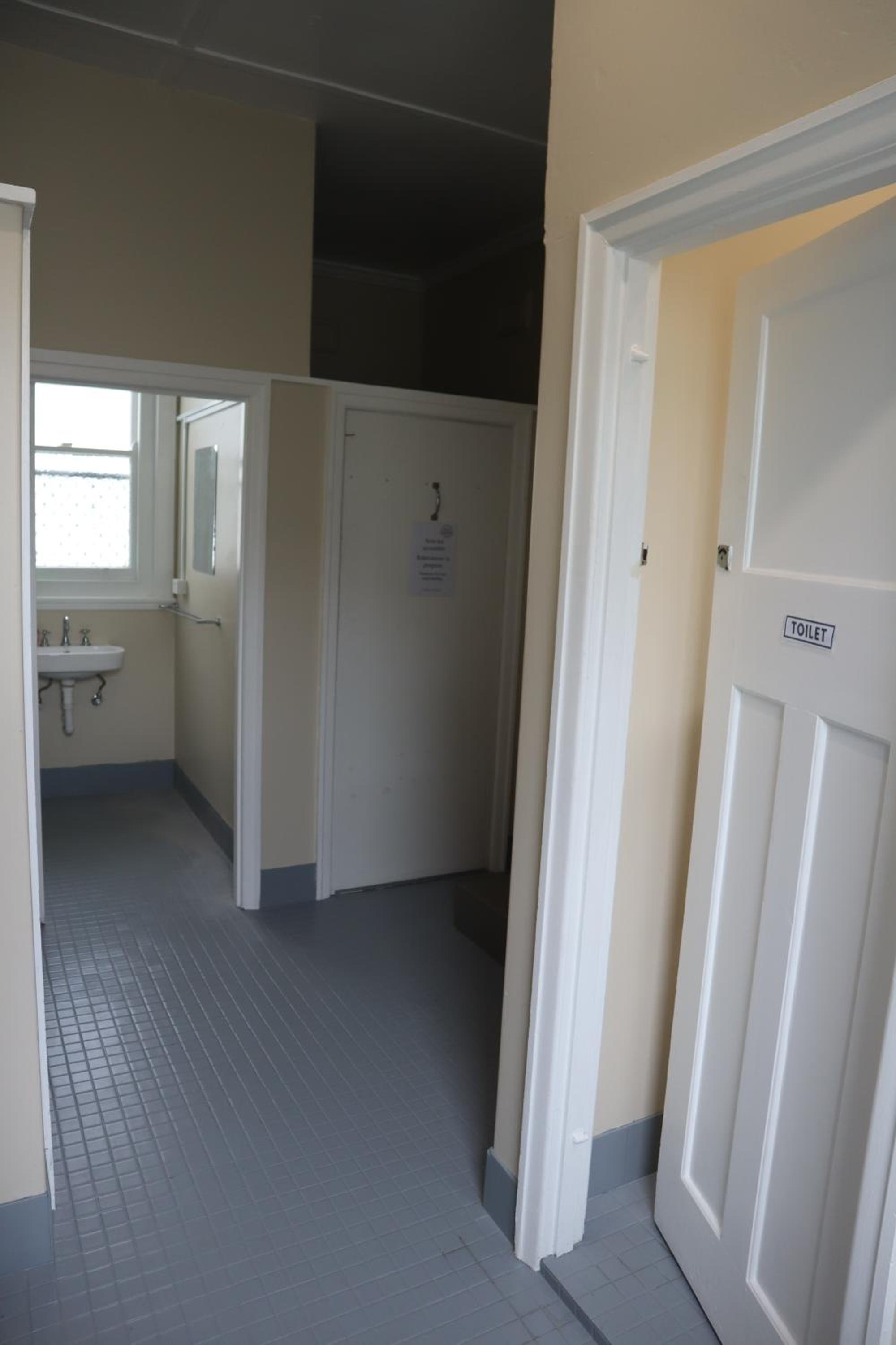 Standard Twin Room with Shared Bathroom
