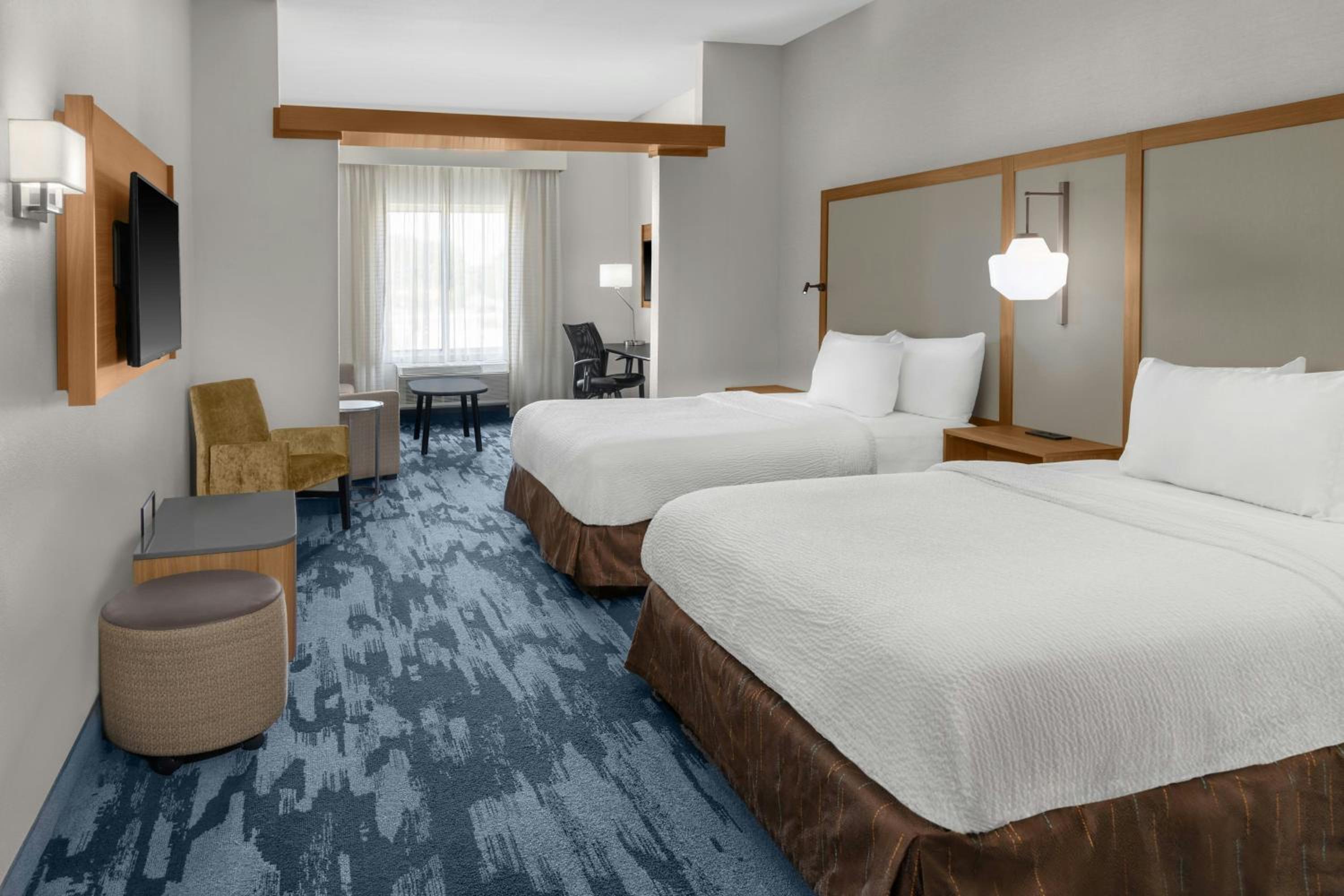 Queen Suite with Two Queen Beds, Bathtub and Sofa Bed - Mobility Access/Hearing Accessible