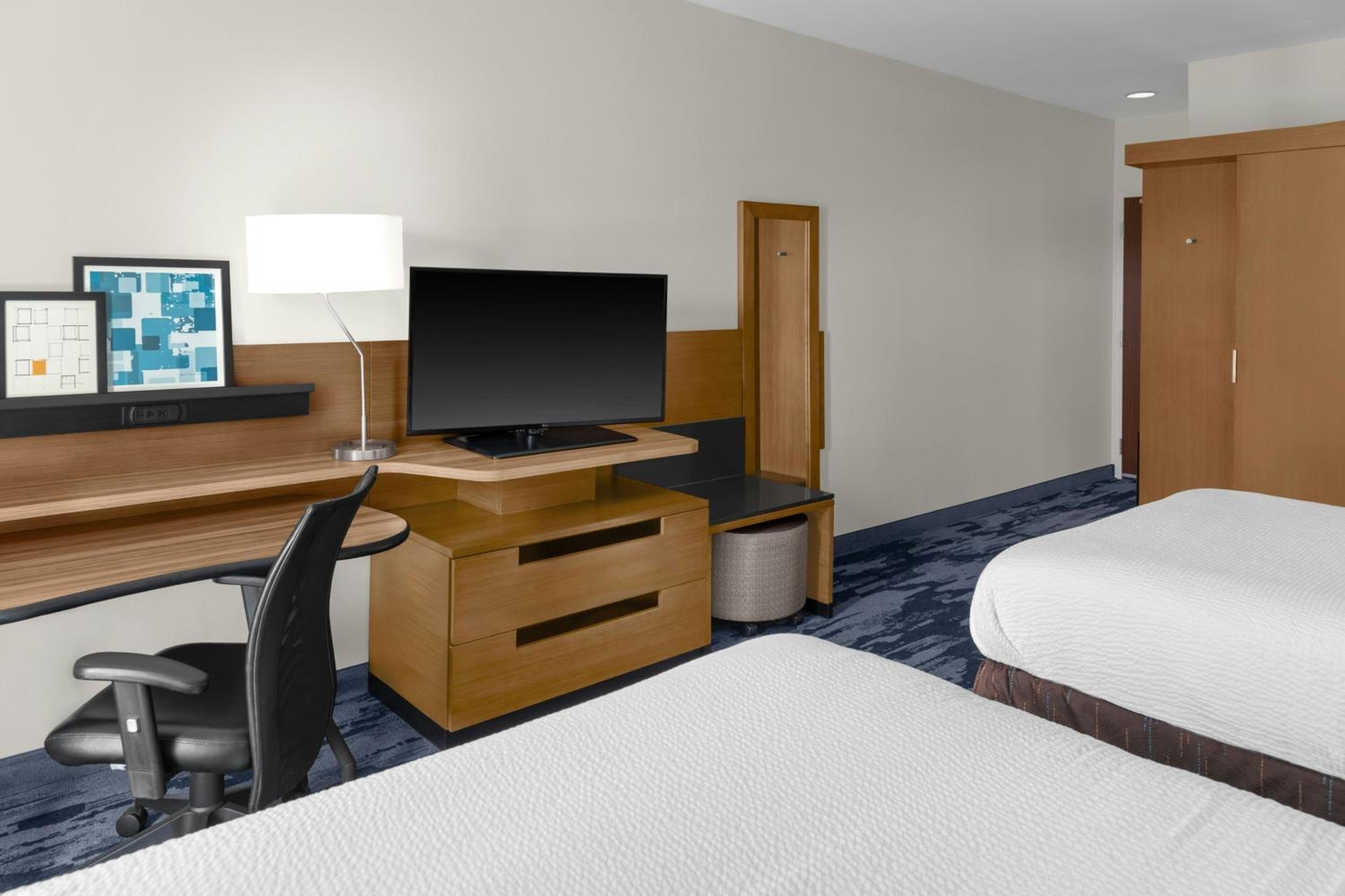 Queen Room with Two Queen Beds and Roll-In Shower - Mobility Access/Hearing Accessible