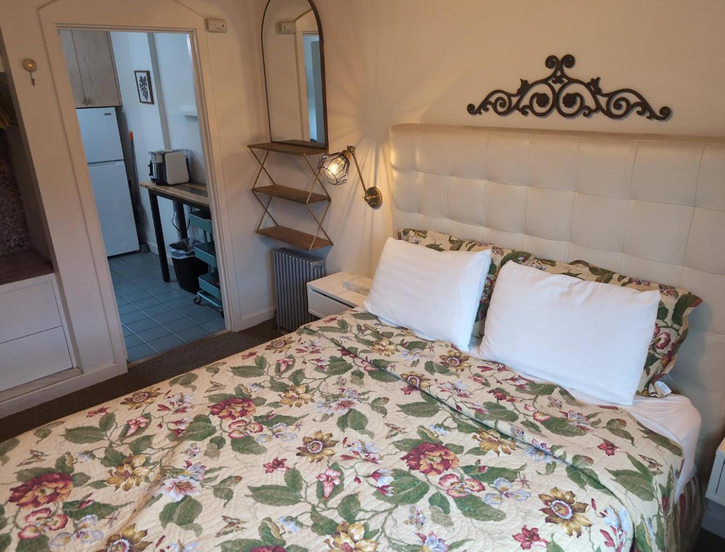 Street Facing Queen Studio (Dog Friendly)