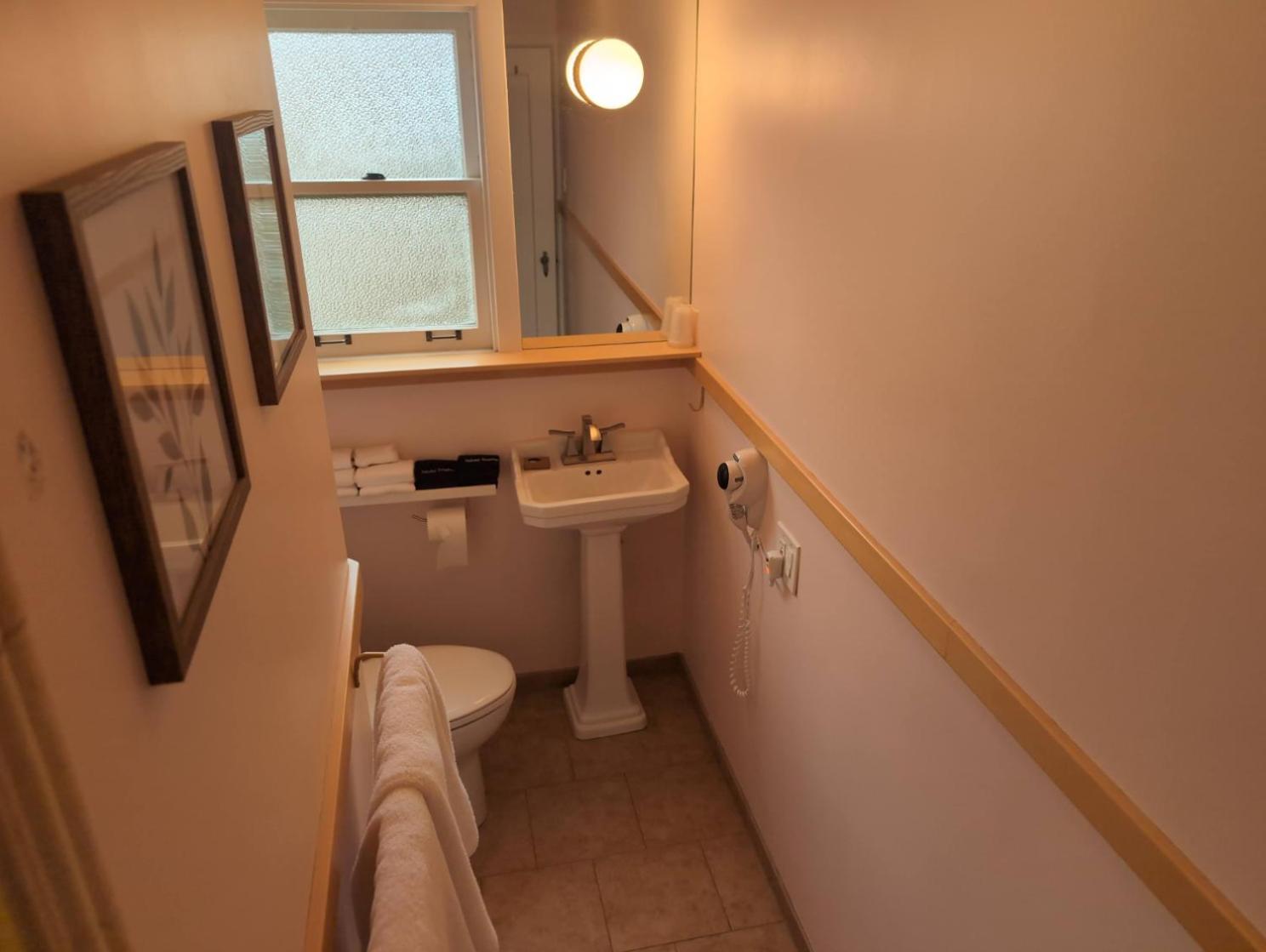 Street Facing Queen Studio (Dog Friendly)
