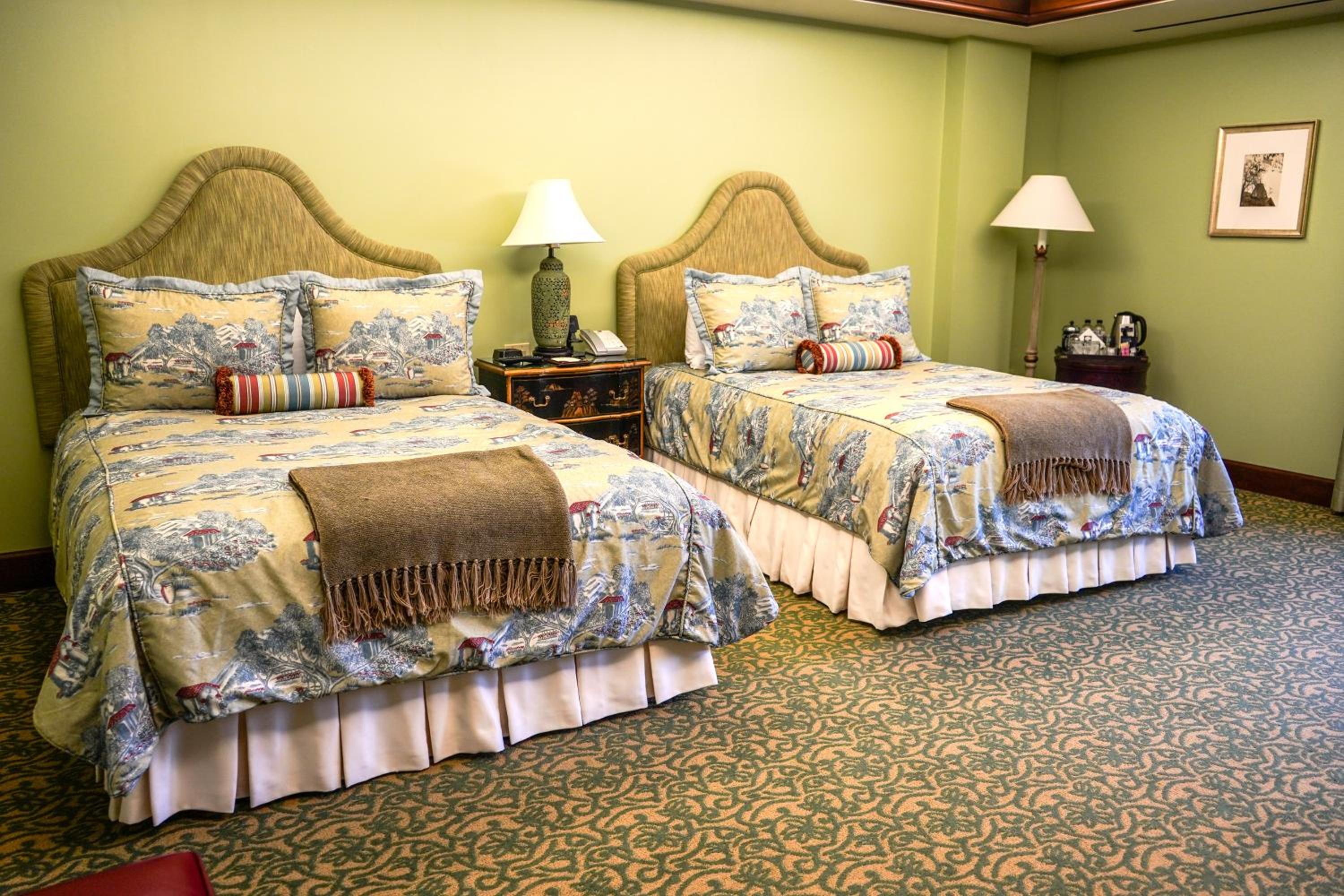 Queen Room with Two Queen Beds - Photo 2