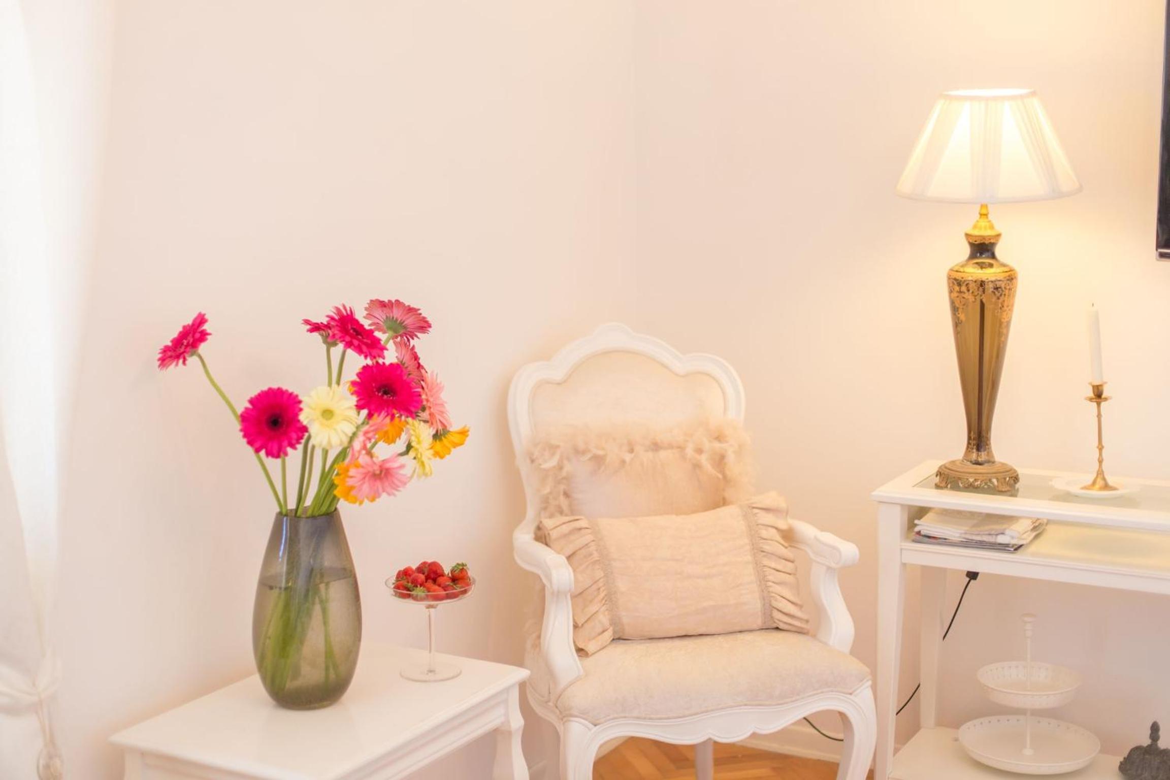 Three-Bedroom Apartment with Sea View - Photo 14